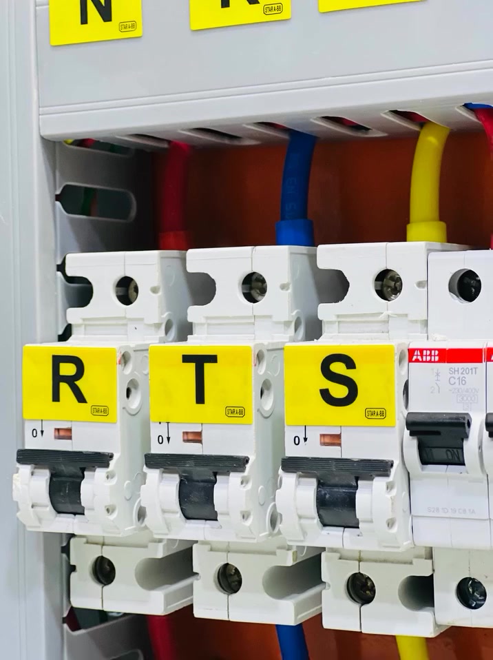 احد اعمالنه تقفيل منزل مساحه 200 المواد المستخدمه اسلاك الفنار سويجات توسان بدي روذر جهاز الحمايه شركه المحور الذهبيه القواطع Mcb و rccb من شركه ABb جهاز التحويل من شركه توسان 
نبدي وياك من الصفر☺️

وننتهي وياك عند التشغيل😎

#خدمات كريم الزيدي ...فريق متخصص بالتأسيسات الكهربائية 

نقدم لك الاتي:

1️⃣ مخطط كهرباء مناسب لخريطة البناء وبما  يتيح ان تكون هناك اريحية في مجال توزيع النقاط

2️⃣(اهم خطوة )خبرة في مجال نشر خريطو كهرباء السقف 

3️⃣ نتكفل بتمديد عبارات السبالت،المفرغات و الصاروخيات، الانترنت الكاميرات، وشبكة الستلايت

4️⃣ تسقيط خريطة الكهرباء باشراف كادر مختص 

5️⃣ في مرحلة النزالات نقدم لك خدمة حفر الجدران باستخدام الكوسرة  والوزن باستخدام جهاز ليزر

6️⃣ ربط نهايات الاسلاك ب وصلات ربط(بوتلس)

7️⃣ واللي يعرفنه ..الحمد لله انقدم استشارات كهربائية و نصائح صحيحة و مجانا 

للطلب والاستفسار 
***********☎️

#ذي قار  ناصريه
