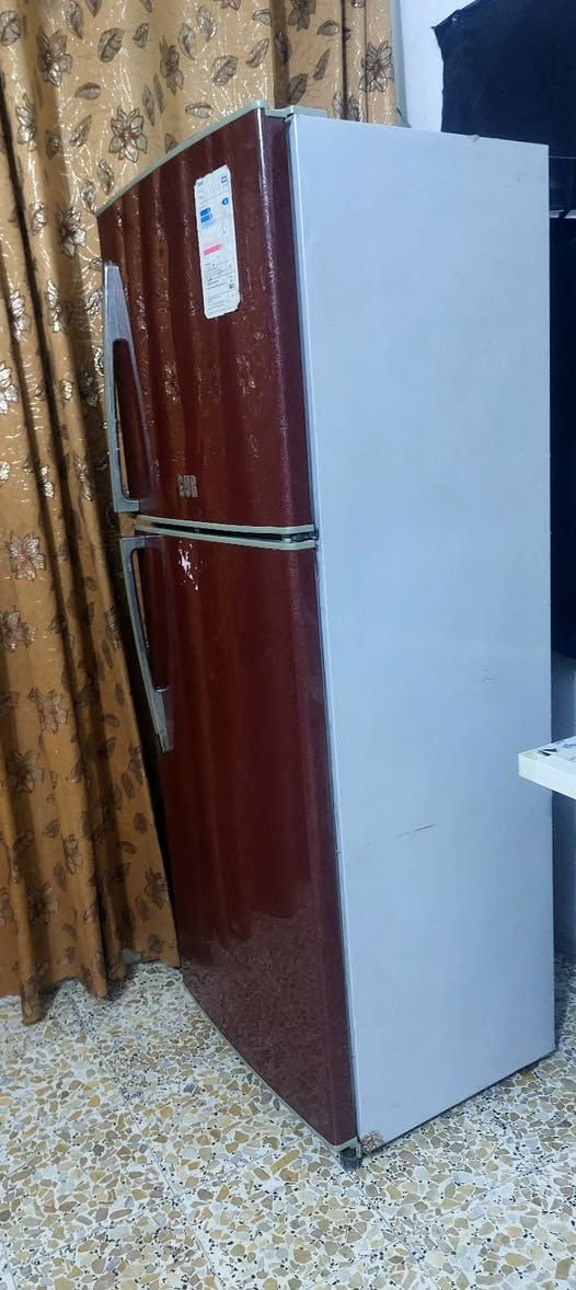 السلام عليك ثلاجه شغله وعلى فحص تفحص يله تاخضه 
26 قدم للبيع السعر 140 وبيه مجال قليل 
مكاني نجف شارع المطار مقابيل باب الخروج 
***********

