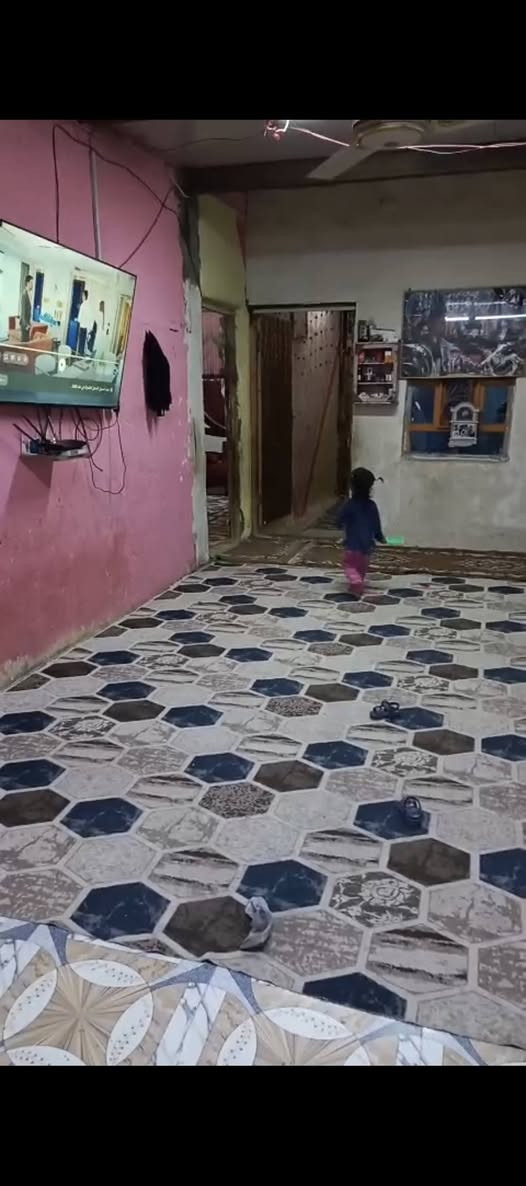 بيت للبيع يحتوي على ٢ غرف ودوانيه واستقبال ومطبخ بيت كامل من كل النواحي وكلة سيراميك وماي وكهربا جاهز وجوارين ناس فقرة ومرتبين مكانه حيانيه اول لاين سعرة ١٣ وبي مجال رقم التلفون ***********
