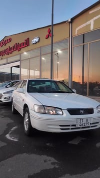 كامري ٢٠٠٠ • ذهبي صافي • مكفولة