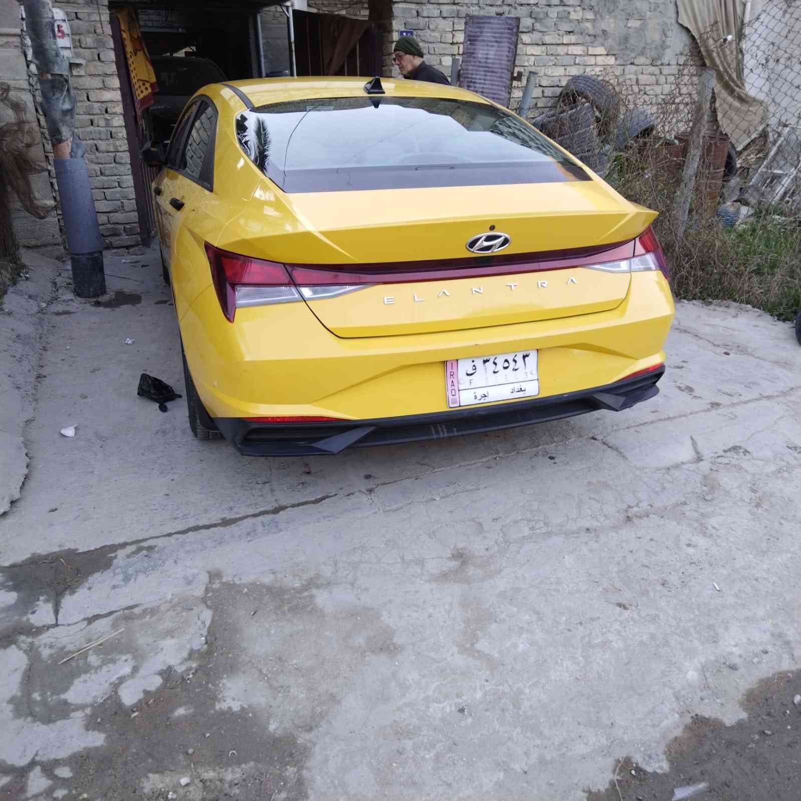 السلام عليكم اللنترا تكسي للبيع موديل ٢٢ ماشيه 50 محرك 2000 السياره جديده بمعنئ الكلمه مابيهه ايرباك مدوشمه جديد كاعيه وكشنات تخم تاير دكسات قاعده فيت بم جديده اصليه دسكات جدد السياره علئ وضع الشركه حادث بسيط شطح موضح بالصور حتئ الايتات ماملعوب  بيهن لد امامي  بجم كبس توقف ذاتي لادرات امامي خلفي بصمه ترحيب بيهه تشغيل عن بعد صندوق ذكي يفتح  وحده بدون لمس السياره مبدل بيهه بنيد وجاملغ كلشي موضح بالصور وموجود سونار المندلاوي مصفره  هيئه وغرامات مروريه باسمنه السياره رقم الهاتف ***********متواجد بس هاتف الحاب يتصل بيهه مجال للشراي رقمهه جديد الدولي باقي بس شد لوحات
