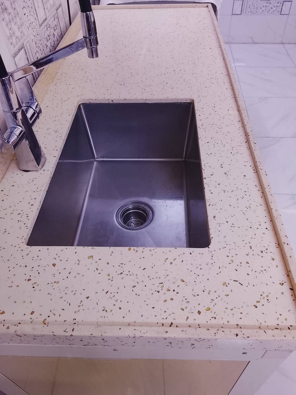 كاونتر تفصال درجه اولى ٤ قطع كله مرمر الداخل المنيوم والبيبان HDF ضد الرطوبة مع فرن  كهربائي تركي نظيفات جداً لايوجد ضرر العنوان بغداد الشعب الرقم *********** والي يريد الفيديو والتفاصيل كاملة يراسلني على الواتساب
