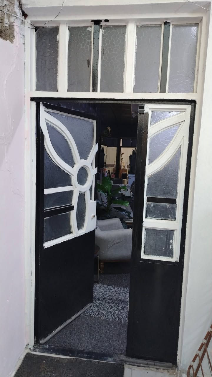 بيت للبيع شارع السبيس مقابل العسكري قريب ع حي ميسان عامود 240سند25 طابو زراعي يتكون من غرفة وصالة وحمامين ومطابخ تنين حار وباردمع الاثاث كتير مرتب وحلو سقف سندويش داخل لتطويب رقم***********
