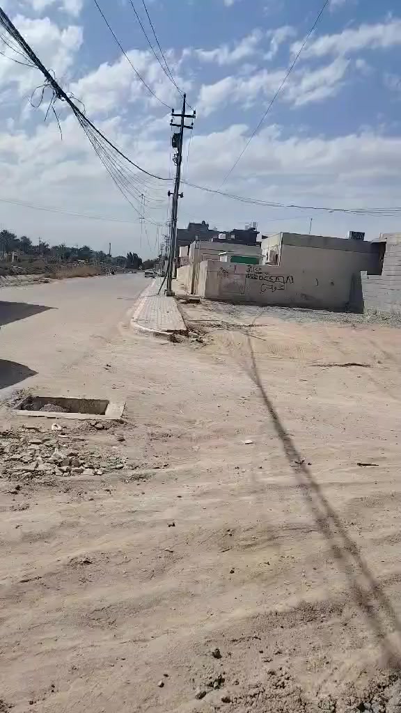 عقار للبيع مساحه 125م ركنيه الواجه على التبليط ١٦ متر الفرعي ٨م سند25  بأسمي جميع الخدمات متوفره كهرباء ماء مجاري المكان كربلاء الإمام عون ع قريبه على السوق وطريق بغداد للاتصال ***********
