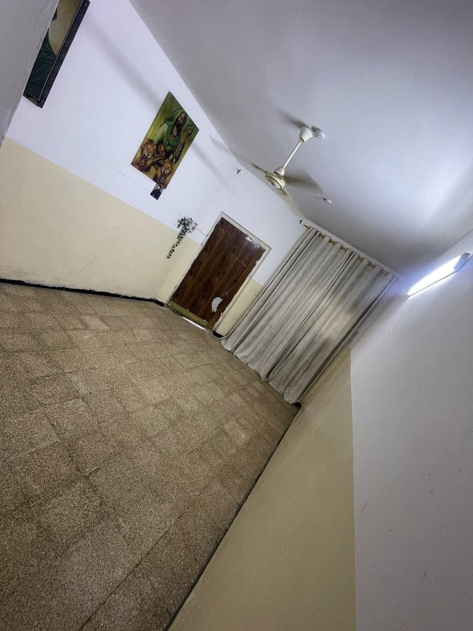 سلام عليكم بيت للبيع مساحه ١٠٠متر
بشارع دكتور حافض قرب جامع علي السجاد 
تفاصيل البيت طابق واحد 

يحتوي البيت على طرمه وحديقه خارجيه وستقبال وحمام داخلي وحولي ومطبخ وغرفه بل اخير والبيت مدخلين مدخل عل مطبخ ومدخل عل استقبال والستفسار على الرقام ***********بي واتساب السعر ١٢٥.  وبي مجال 
***********
