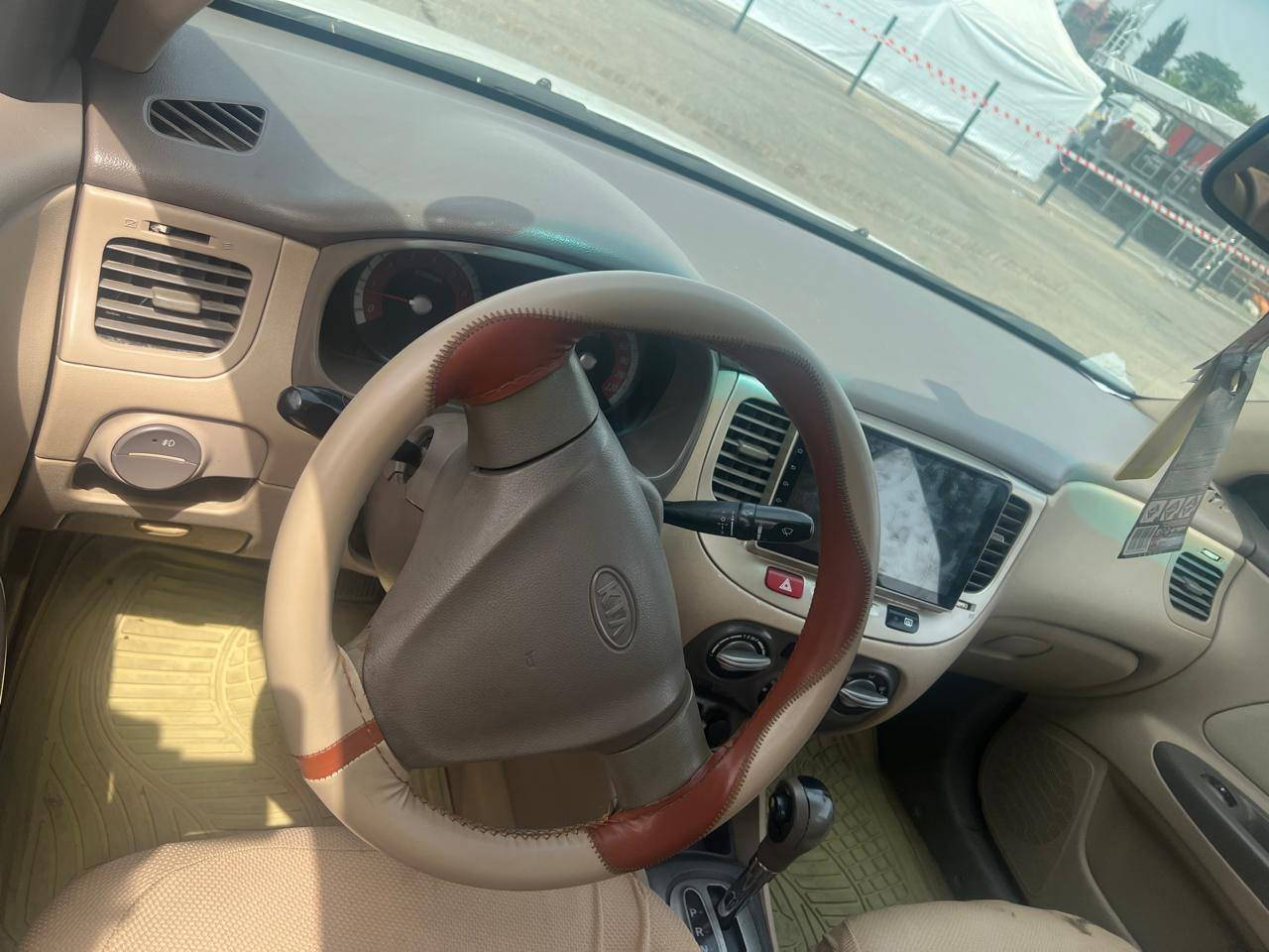 كيا يرو 2012
رقم أربيل دولي مسطره
سنويه لل30
هزه لي شهر 5
تبريد ثلج+تدفئه شغله 
محرك 16شرط
كير توماتيك شرط
شاشه +كامره
مرايات كهرب
جامات كهرب
إشارة بل مري
طخم جديد شرط قبل شهر
باتري جديد قبل شهر 
طخم تاير جديد قبل شهر
بيها جاملغ خلفي ونص الصندوق
بدون دواخل
*********** بي واتساب
مكان سياره موصل حي ملاين
