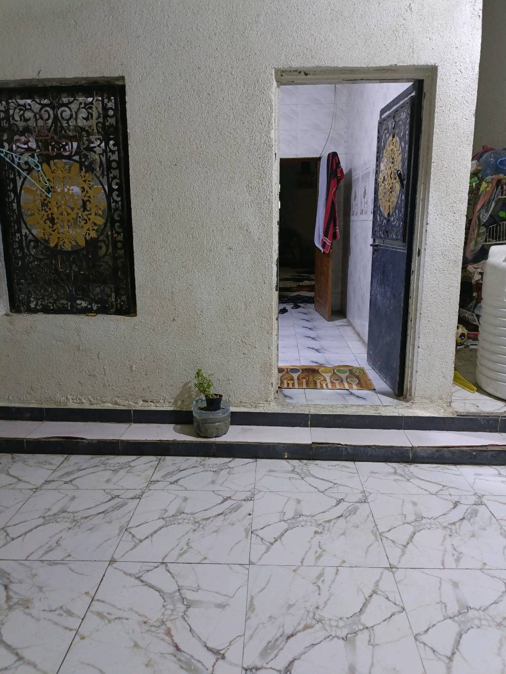 سلام عليكم بيت بل جزيره الفيروزيه الجسر لأول مقابل مدرسة التفاني طابقين المساحة ١٥٠متر طارمه حمام خارجي استقبال مطبخ صاله غرفه حمام داخلي فوك غرفتين وصاله وحمام وسطح