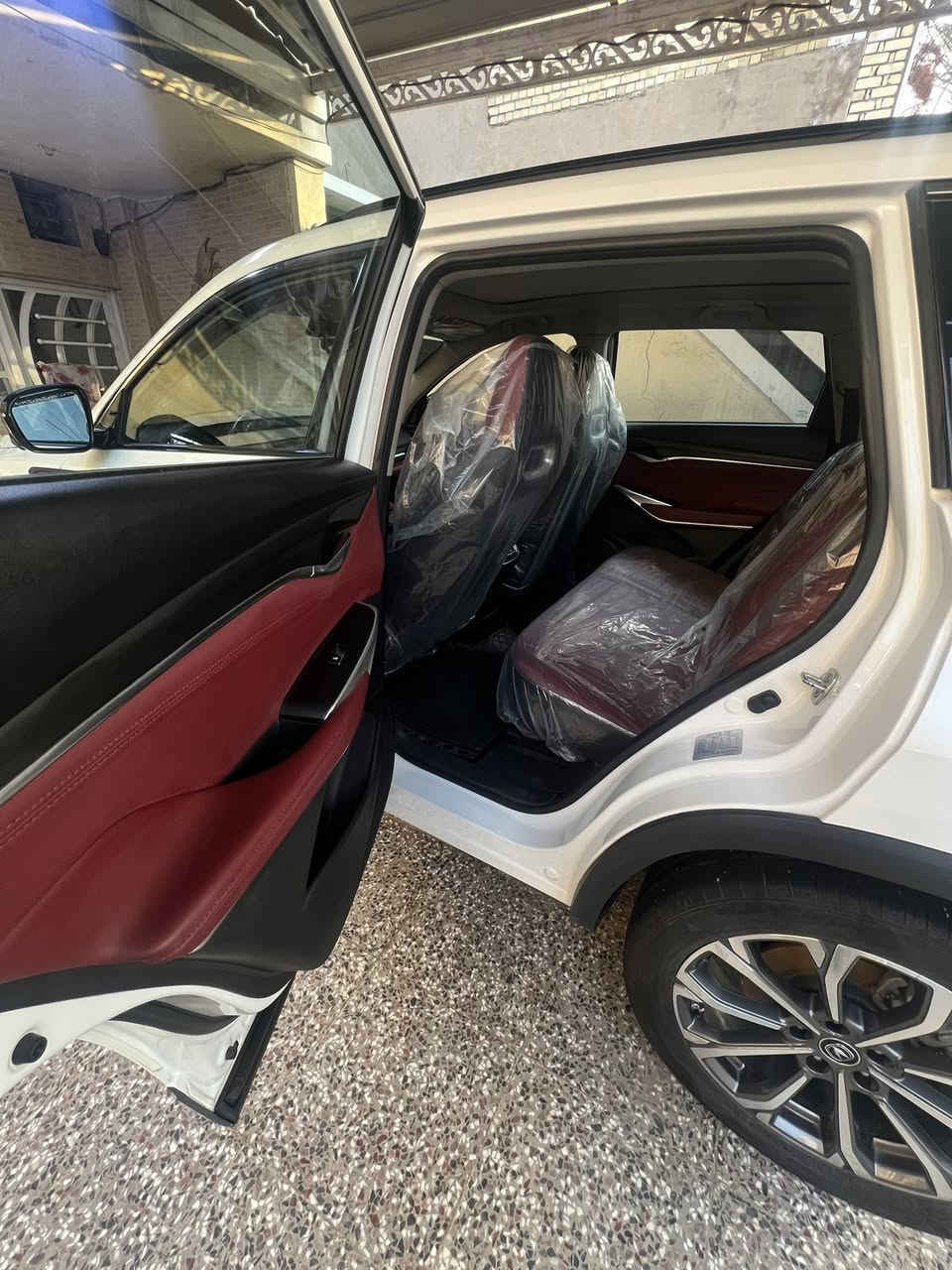 السلام عليكم
شانجان سي اس 75 بلس فول مواصفات 1/1
موديل 2022 
ماشية 42.000 كيلو
محرك حجم 2.0 توربو يعمل بالبانزين العادي 
كير AT 8 نمر 
4 انظمة قيادة (ايكو-نورمال-سبورت-انفيدڤل)

المواصفات :
فتحة سقف بانوراما 
بصمة تشغيل 
بصمتين ابواب 
صندوق بصمة + كهرباء 
مري كهرباء وقلابه عند الرجوع للخلف 
ليد  ترحيب شعار سي اس 75 ضوئي مع المرايا 
كاميرات محيطية 
داش كام بذاكرة 64 گيگا 
تشغيل عن بعد
ركن ذاتي عن طريق البصمة 
تقديم السياره وترجيعها عن بعد عن طريق البصمة 
تبريد منفصل وقطعتين امامي وخلفي 
شاشة دجتال متصله 
ليدات محيطية بالداخل متغيرة الألوان عن طريق الشاشة 
فول سستم ايرباك 
حساسات امامية 
حساسات خلفية 
رادار امامي وجانبي وخلفي  
كشنات جلد + كهرباء + تبريد مقاعد 
كشن السائق خزن ميموري 3 وضعيات
ليدات زنون 
ليد خلفي 
قيادة ذاتية 
نظام نزول منحدرات 
نظام الحفاظ على المسار 
اطفاء ذاتي عند الوقوف 
اوتو هولد

رقم بغداد ب اسمي 
كفالة عامة السياره بدون صبغ بدون تبديل بعدها بوضع الشركة 

السعر 175$ وبيها مجال بسيط 

***********

العنوان بغداد الكرخ
