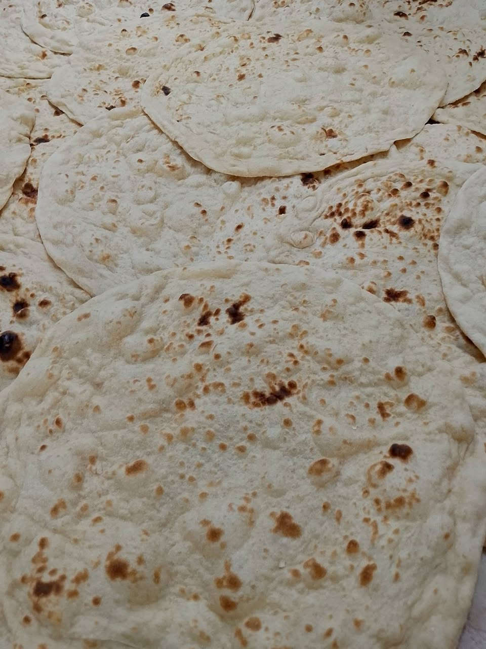 السلام عليكم اخبز خبز بيت عل كهرباء 
الطحين من يمي خمس كرص بلف 
الطحين من يمكم عشرة بلف 
خبز صاج اربعه  بلف الطحين من يمكم سته بلف 
خبز غاز اربعه بلف الطحين من يمكم سته بلف 
خبز شعير خمس كرص بلف 
يوجد أيضا خبز بلسمسم والحبة السوده 
يوجد توصيل لجميع الاحياء الموصل الاستفسار عل رقم ***********
