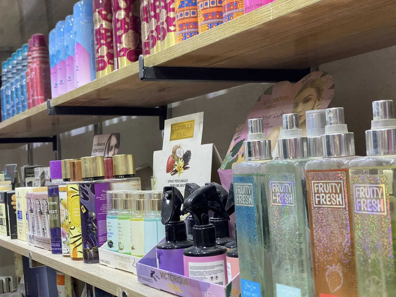 محل كوزمتك كامل مكمل. من كلشي. ابيع شلع كله. القطعه عله 1000 حتا السبلت طنين شغال هم بلف ابيع شلع مابيع مفرد. بي بل 120 قطعه عنايه بشره كوري وخير من الله غراض الراغب بل شراء اتصل *********** مكاني حله 
بي 16 رف وستاندات خير من الله
