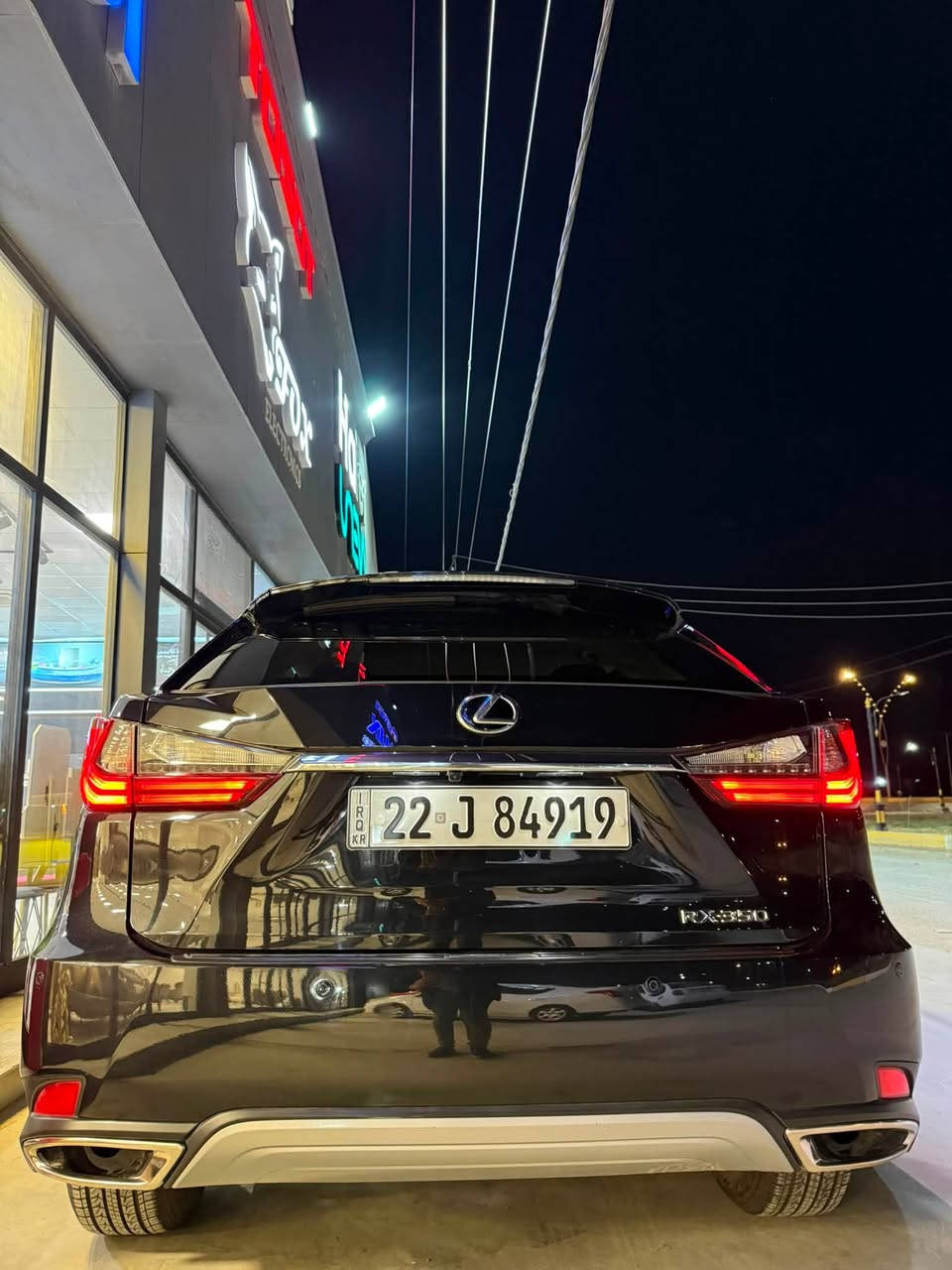 ‏السلام عليكم ورحمة الله وبركاته للبيع Lexus RX￼ 350 محرك بنزين ستة سلندر فول مواصفات كنديه دخلت كلين بدون ضرر لكن صار فيها ضرر هنا بالعراق صبغ بها فقط باب صدر بدون تبديل صورة الضرر مرفقة  سيارة جديدة السيرفس في شركة Toyota جاهزة من كل شيء السعر 295 ورقة ماشية 81,000 ميل للاتصال ***********

