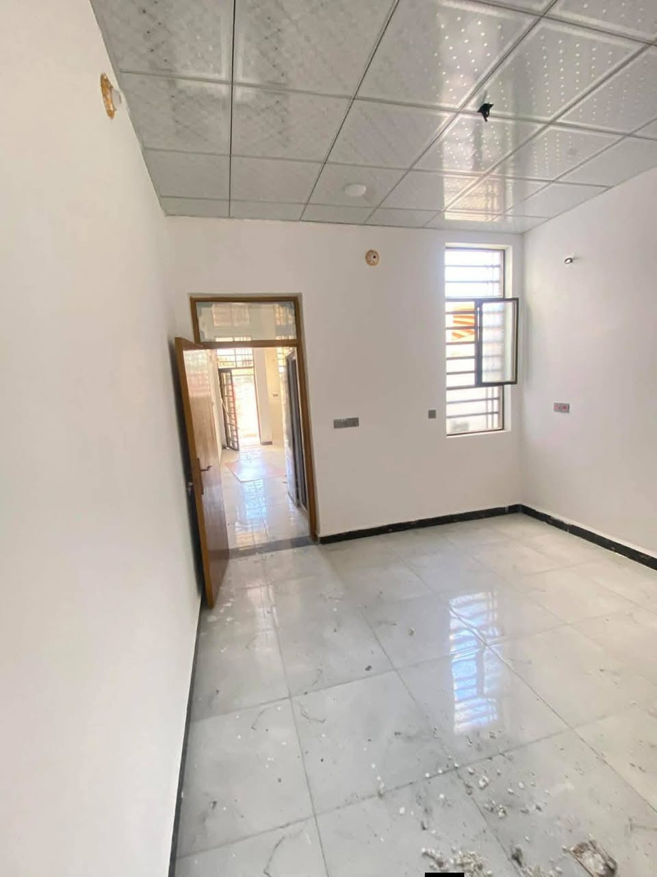 50متر سعره 17وبيه مجال بلاش بلاش
.. *********** أو تساب

بيت على شارع المطار مقابيل ملحق القريه ماء وكهرباء واتبليط الحد باب بيت طابو زرعي سند 25 بناء طابوك جمهوري صب كونكريت سيراميك بورسلين ثقيل
