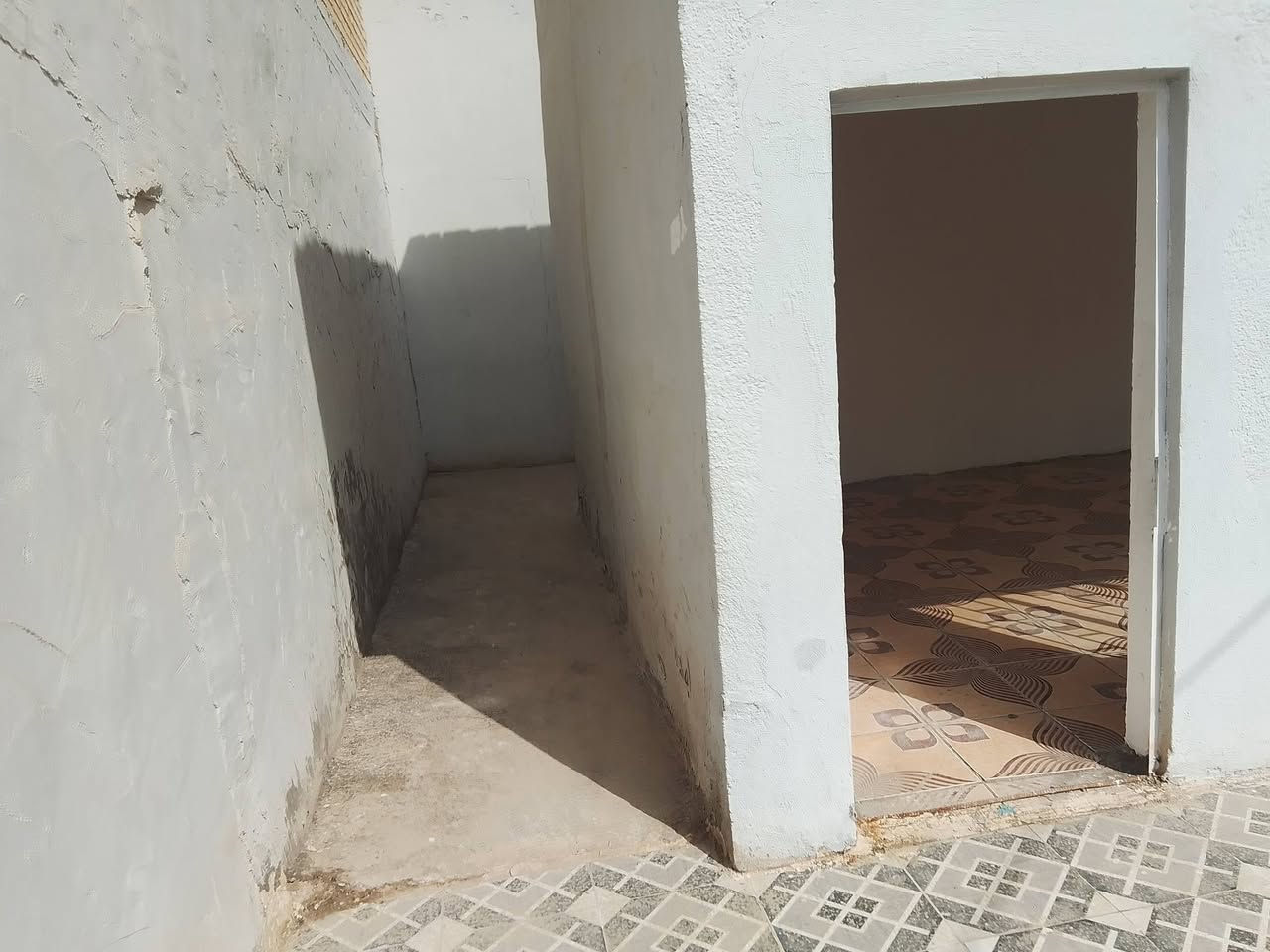 عاجل بيع مستعجل يوجد بيت ١٠٠ م مربع طابو صرف مكانه باالعسكري قريب من ام حميد الوكيل السعر ٨٥ مليون ومجال اتصلوا ***********
