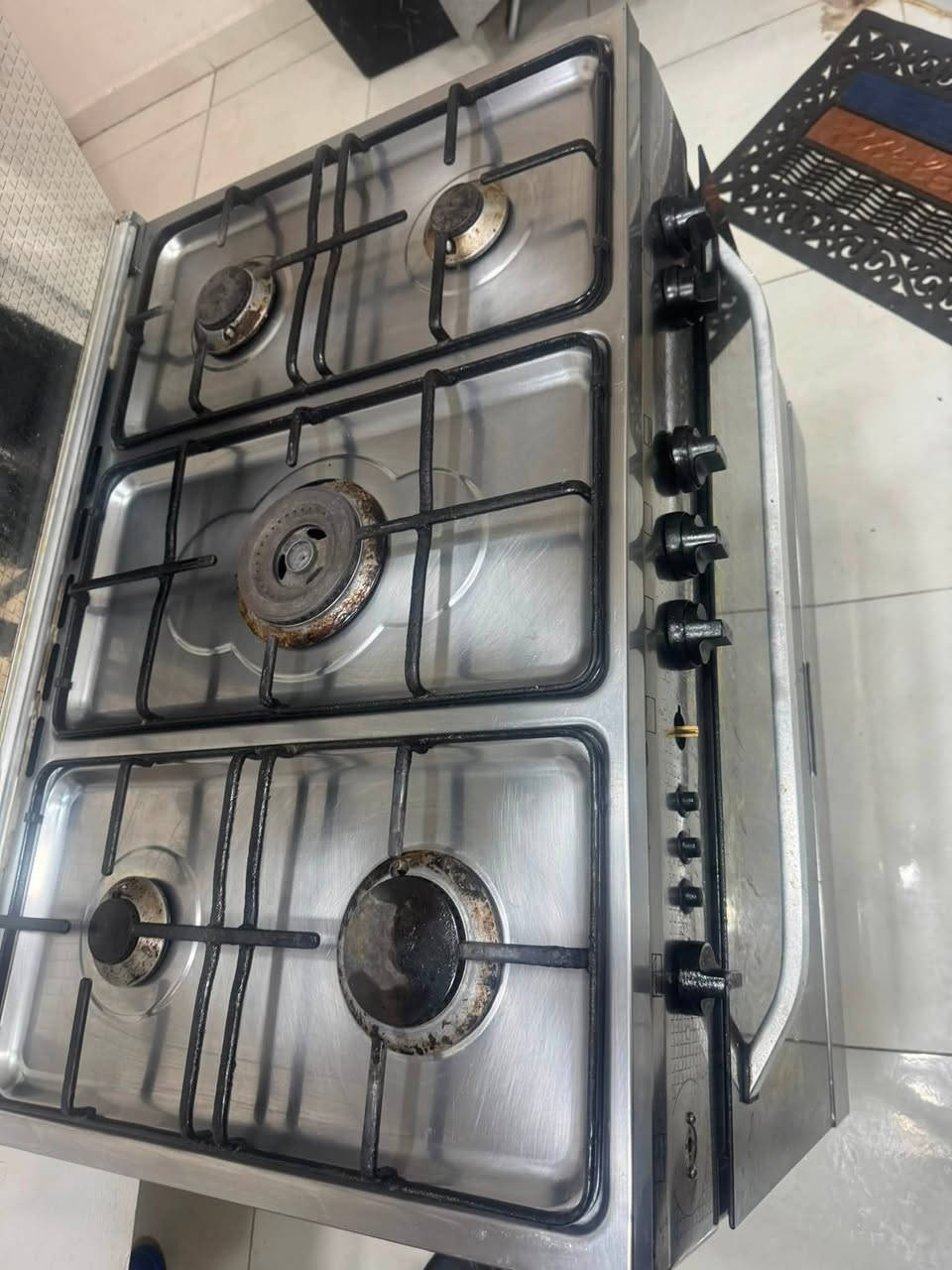 طباخ خمس عيون شغال مابي اي نقص 85000 وبي مجال ***********
