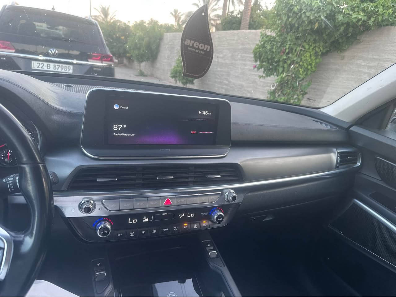 للبيع: كيا تيلورايد 2022 (Kia Telluride S) 

​الموديل: 2022

​المحرك: 6 سلندر (V6) بسعة 3.8 لتر.

​ناقل الحركة: أوتوماتيك 8 سرعات.

​التصميم الخارجي: شباك أمامي رياضي، جنوط ألمنيوم مقاس 20 بوصة مميزة لفئة S، وقضبان سقف (Roof Rails).

​المقصورة الداخلية: تتسع لـ 7 ركاب براحة تامة مع مقاعد حاضنة (Captain's Chairs) في الصف الثاني.

​التكنولوجيا والترفيه: شاشة عرض كبيرة تدعم Apple CarPlay و Android Auto، مع شحن لاسلكي للهواتف.

​أنظمة القيادة: وضعيات قيادة متعددة وتشمل الوضع الذكي (Smart Mode) لراحة القيادة، ونظام التوقف المؤقت (Auto Hold).

​الأمان والسلامة: مجهزة بأحدث تقنيات السلامة (رادار أمامي، تنبيه الخروج عن المسار، مراقبة النقاط العمياء، وحساسات خلفية).

​السيارة بحالة ممتازة جداً (وارد أمريكي).
الحادث طرف البنيد وجاملغ وبارد في البابين بدون دواخل 
​تكييف مركزي ممتاز لجميع الصفوف.

​صيانة دورية منتظمة وجاهزة للاستخدام الفوري دون أي مصاريف إضافية.

​📞 للتواصل والاستفسار: 
‭***********‬

​مكان التواجد: [بلد ]

​السعر المطلوب: [245] (قابل للتفاوض ) بلاد, صلاح الدين
