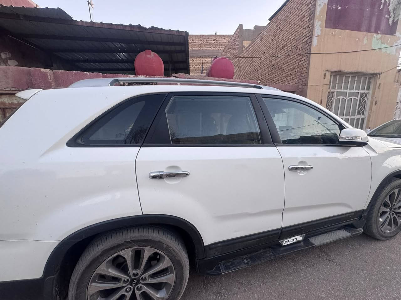 سلام عليكم 

سورنتو 14 خليجي كفاله عامه 

مثل ما موضح بالصور بارد بالباب خلف الصدر والمربع الصغير بالدعاميه الخلفيه

مواصفات عاديه

2400 دوش 
مري شفط 
تخم تاير 
دوشمه جديده جلد 
ماشيه 130 كيلو 

ملاحضه فقط المحرك مفتوح والباقي كله مكفول ع الفحص 

سعر 170

مكاني ديوانيه الحمزه


**إذا كنت صاحب هذا الإعلان وتريد حذفه لأي سبب، رجاءا أرسل رسالة إلى الدعم الفني**