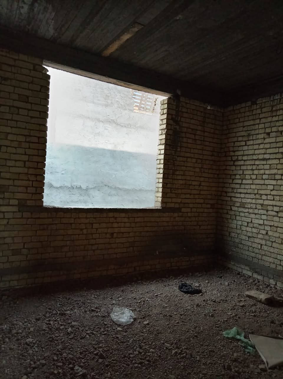 🏡 بيت للبيع – طابو زراعي (سند ٢٥)
📍 حي المهندسين – طريق أبو الجاسم
📐 المساحة: ٥٥٠ م²

🧱 مواصفات البناء:
• طابوق
• هيكل مسقف
• البناء مسلح السقف

🌳 مميزات إضافية:
• حديقة بمساحة ٢٠٠ م² مشجّرة 🌿
• يحتوي على خدمات نظامية (ماء + كهرباء)

تفاصيل البيت:
• غرفتان نوم كبيرة 🛏️
• صالة
• استقبال
• مطبخ
• بيتونة كبيرة (ممكن استخدامها غرفة أو مخزن)
•مجمع صحيات

🛣يكون
• شارع أمامي١٢ م
• شارع فرعي ٨ م

📞 للاستفسار: ***********
🏢 مكتب عقار أهالي المسيب
حي المعلمين الثالثة – قرب جامع محمد الجواد

💬 السعر: على الخاص
