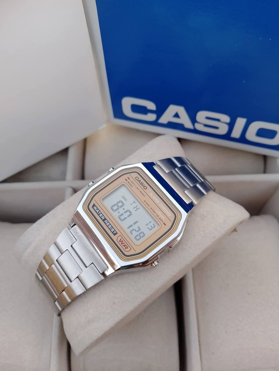 بسم الله الرحمن الرحيم 
تحيه طيبه للجميع ♥️ 
للبيع ساعه كاسيو 
وكاله اصلي غير مستخدم 
سير سل ستيل اصلي
مقاوم للماء 
مضيئه ليلاً 
كامل مرفقات 
السعر 40 الف 💵💵 
العنوان بغداد الدورة 
يوجد توصيل إلى جميع محافظات العراق وبغداد أيضاً
للحجز والاستفسار المراسله على الخاص او على الرقم 
ه‍ *********** ☎️ متوفر واتساب
