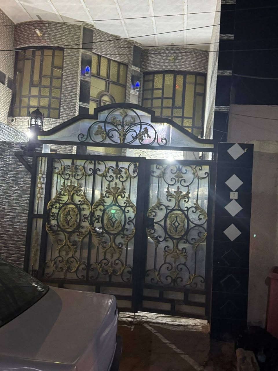 بسم الله
بيت ١٢٠ متر  ابو رمانه خلف مركز الشرطة مباشرتاً  اول فرع بناء حديث مواد كله اصلي .
قاطين كامل وجاهز من كلشي . عكادة بورسلاين .
القاط الأول :
غرفة كبيرة .. استقبال .. مطبخ .. حمام داخلي و خارجي .. صالة مفتوحة ..
القاط الثاني غرفتين كبار و صحيات و منور 
الاتصال : 
***********
***********
