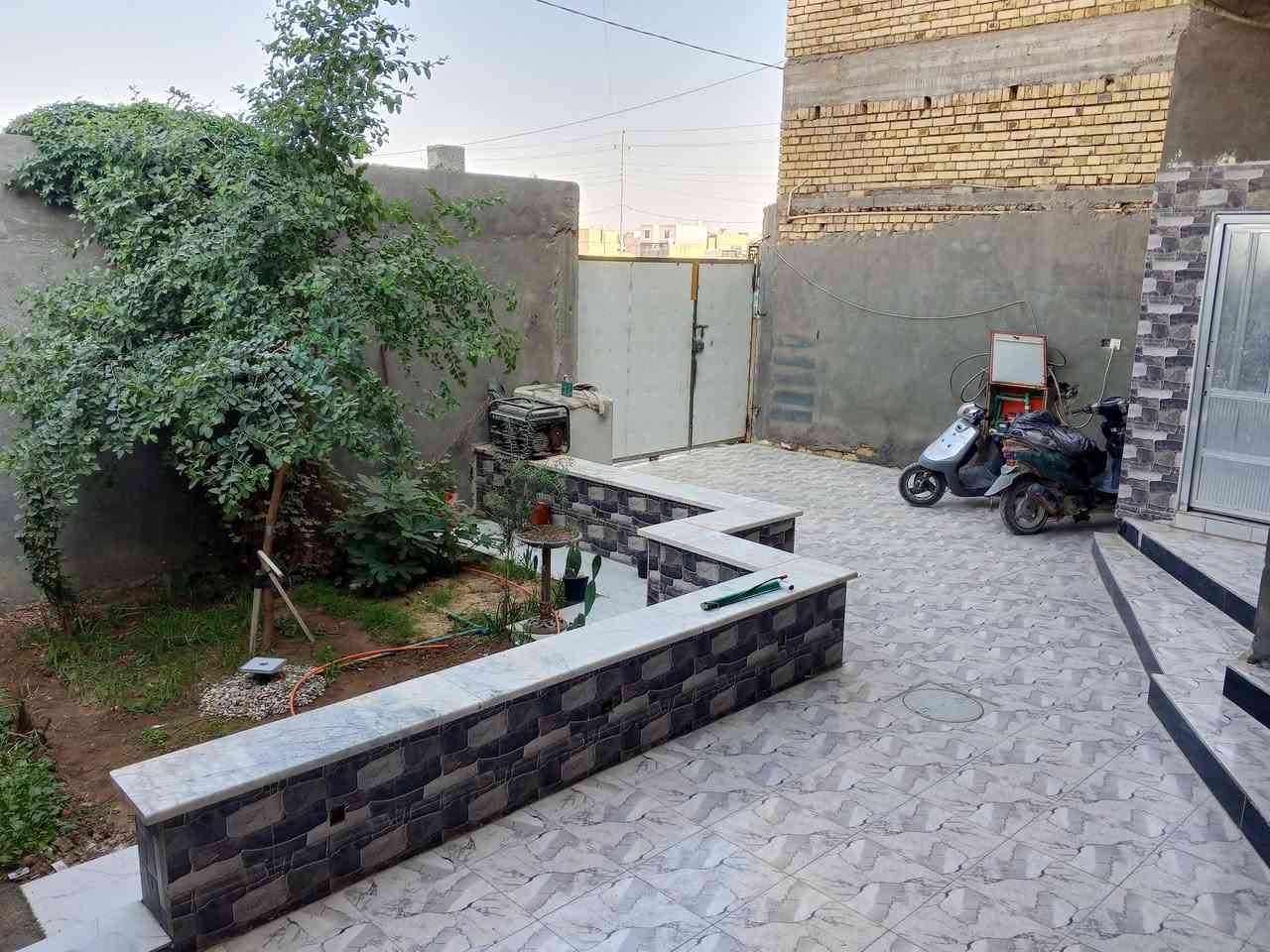 الدار للبيع
• مساحة الدار 200متر مربع طابو صرف  بناء جديد طابقين .
• يتكــــــــــ البيت من ـــــــــــــــــون.
• استقبال وصالة وغرفتان نوم ومطبخ وصحيات للداخل واخرى خارجية للضيوف.
• الطابق الاعلى غرفتان نوم وصاله وصحيات 
• البناء حديث طابوق وكونكريت .
• منطقة جديدة حيث يقع البيت على ساحة وشارع عرضه 15متر
•مع العلم البيت مطلوب اسكان45 مليون يحول الاسكان للمشتري سعر كلي 220 مليون وبي مجال
• العنوان / ناصرية شارع سديناوية الكناهره شهداء حشد شعبي 
للاستفسار الاتصال ***********
