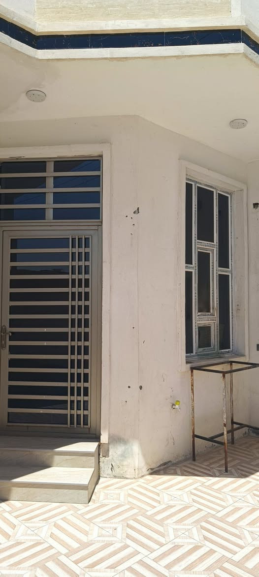 مراوس في قطعة أرض اينما تكون الفلوجه بحي الشهداء 
مشتمل المساحة 125 متر الوجه 6 وربع والنزال 20 متر طابق واحد البناء طابوق يحتوي على غرفة وصاله
واستقبال ومطبخ وحمام الارضيه بورسلاين حزام سيراميك الفلوجه حي الشهداء ال21 الف بظهر شارع 40 التجاري الشارع 10 مترقرب سكلة دروكه خدمات جامع مدارس 
او للبيع السعر 80 مليون قابل للتفاوض 
للاستفسار اكثر 
*********** واتساب
***********
