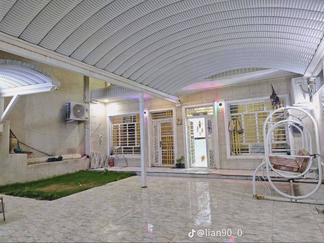 🏠 بيت للبيع - تصميم حديث (بناء 2023) 🏠
فرصة مميزة لامتلاك منزل أحلامك في قلب العمارة، بمواصفات عصرية وبناء درجة أولى.
📍 الموقع: منطقة القطاع - شارع نعمة الريفي (قرب روضة الرياحين).
📐 المساحة: 225 متر مربع.
📏 الأبعاد: الواجهة 9 متر × النزال 25 متر.
📜 السند: طابو صرف (ملك صرف).
✅ تفاصيل الطابق الأول:
الخارج: كراج واسع وحديقة بمساحة (9×9) متر.
الاستقبال: غرفتين للضيوف بتصميم مريح.
صالة مفتوحة بنظام "مودرن" على المطبخ.
يتوفر مطبخ "حار" إضافي + مجموعات صحية.
الجناح الخاص: غرفة نوم كبيرة (4×7) بنظام (سويت) داخلها حمام + مخزن خاص.
✅ تفاصيل الطابق الثاني:
غرفتين نوم إضافية.
صالة معيشة.
سطح كبير واسع.
🏗️ ملاحظة: البناء كونكريت بالكامل وأُنجز في عام 2023 (جاهز للسكن الفوري  
سعر بيت  500 بي مجال  قليل