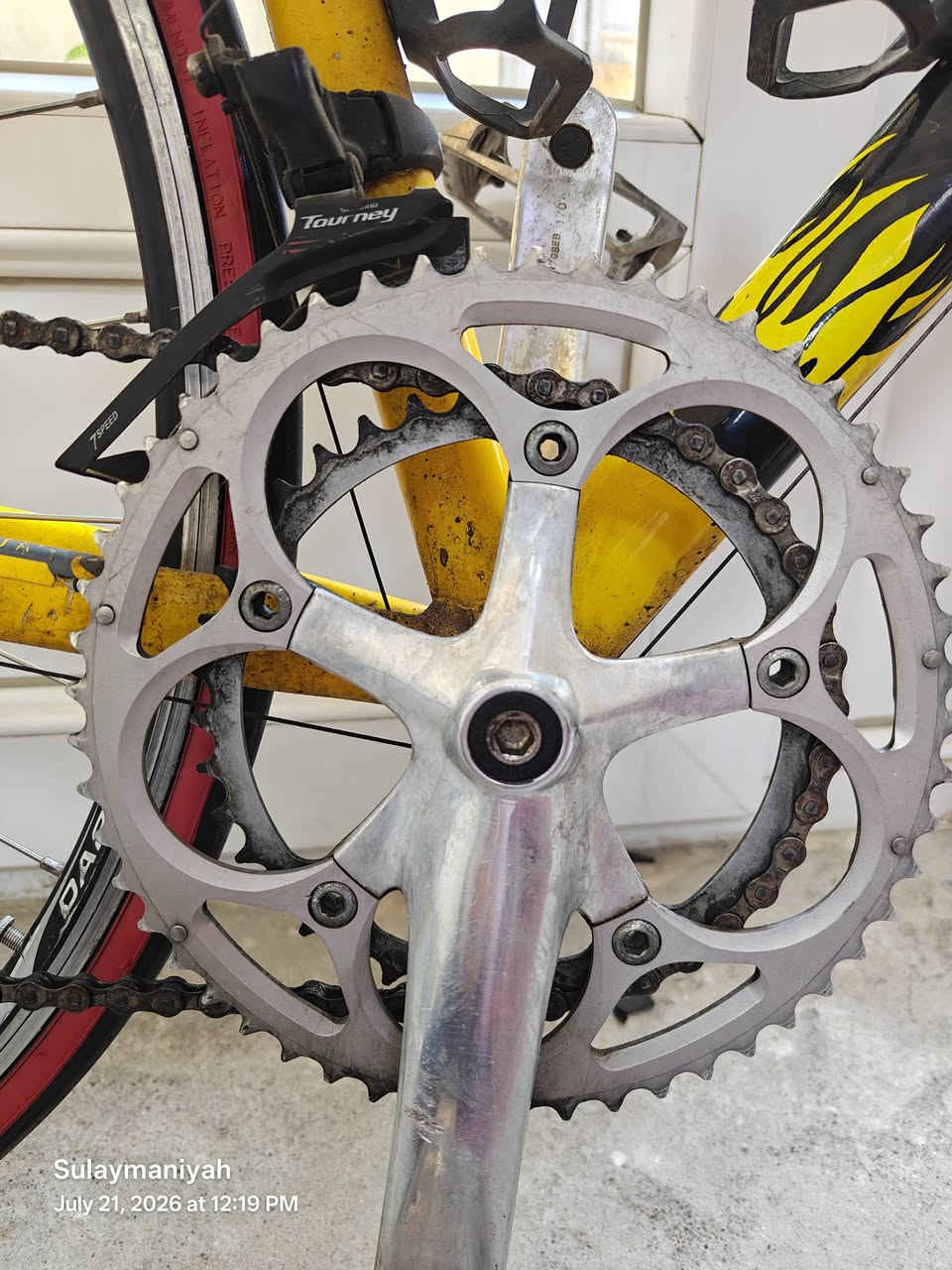 سڵاو پاسکیل بۆ فرۆشتن
مۆدێل و بڕاند: Parkpre Alumax
ئەوروپی

جۆری پايسکيل: ڕێگا  (Road Bike)

📌 تایبەتمەندییەکان:

چوارچێوە (Frame): ئەلەمنیۆمی سووک و بەهێز (Alumax)

دیزاین و ڕەنگ: ڕەنگی زەرد و ڕەش

ویل و تایەکان: ویلی سپۆرت بە تایەی ڕەنگ سوور ، ٤ مانگە تایەی بۆ گۆڕڕاوە بە مارکەی کیندا.

قیاسی:٢٨

گێڕ:٨×٢

ئێکسسوارات و زیادکراوەکان:

دوو شوێنی مەترەی ئاو (Water bottle cages)

کەیف / جزدانی ژێر کورسی بۆ هەڵگرتنی کەلوپەل

لایت / ڕەفلەکتەری سەر سوکان

لێنۆکی سوکانی تایبەت (Handlebar tape) بۆ دەستگرتنی ئاسانتر

⚙️ دۆخی پايسکيلەکە:

ئامادەیە بۆ بەکارهێنان و تەنها تایمێکی گێڕەکانی بدرێت باشترە.

زۆر گونجاوە بۆ وەرزشکردن، ڕاهێنانی ڕۆژانە و بڕینی مەودای دوور.

💵 پێشنیاری نرخ: [٢٢٠ هەزار و معامەلە]

📍 شوێن: سلێمانی 

📞 ژمارەی پەیوەندی: [***********]
