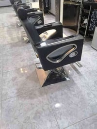 كراسي عدد 5  ميزمرايه يحتوي شاشه بلازمه عدد 3 ميز مرايه مقوس عدد 3  مغ...