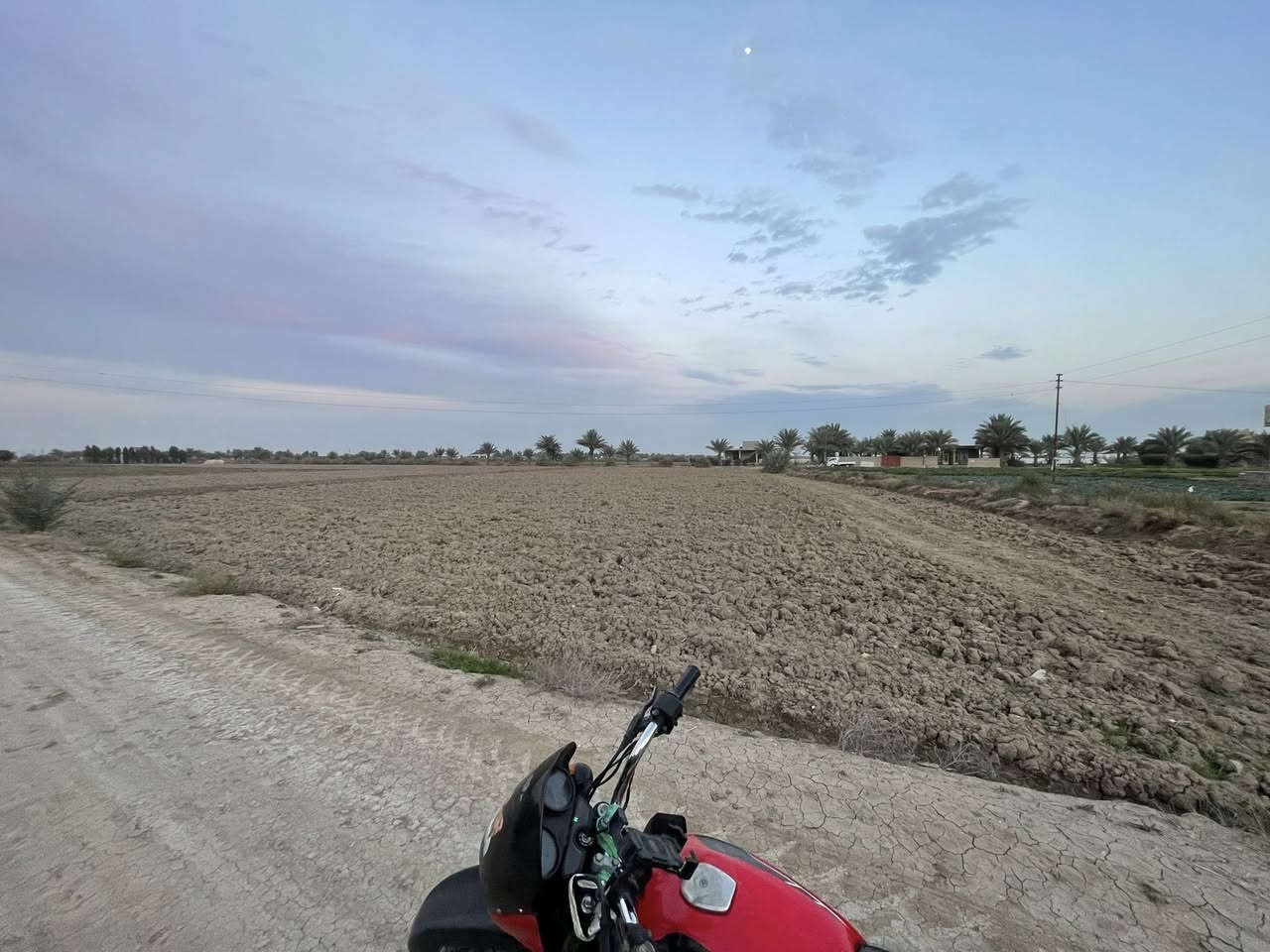 سلام عليكم قطعه ارض البيع  المساحه 2دونم  طابو زراعي سند 25تبعد عن شارع 400متر واصللها طريق سبيس ماء كهرباء مكلف بنشر اي ستفسار اتصال ع رقم ‭٠٧٨٢ ١١٠ ٨٧٨٠‬/*********** العنوان الحله ورديه خارج منطقت الطابه
