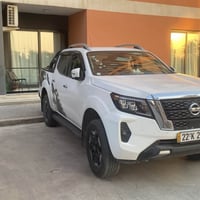 نيفارا موديل ٢٤ خليجي مكفوله كفاله عامه السياره فول مواصفات داخل قرميد...