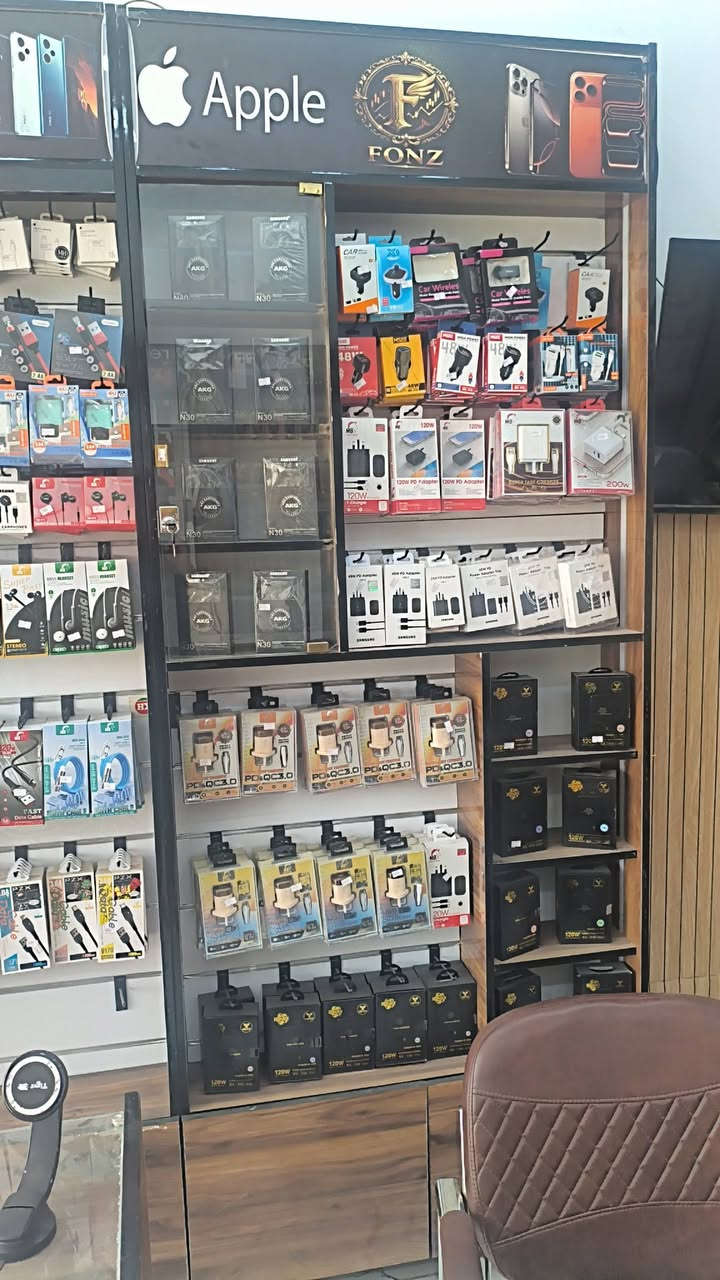 محل موبايلات يحتوي علئ اكسسوارات فقط البضاعة درجة اولئ سعر  البضاعه الموجوده بي حاليا 7 مليون والديكور كامل فاترينات عدد6 الرفوف تعليق عدد 3 ميز جام عرض عدد 3 ميز صيانه 1 مكتب + مكتبه شاشه بلازما + كاميرات عدد 2 نوعيه جيده تكلفه الديكور 5 مليون  السعر الكلي للمحل 12 مليون الشراي بيه خير ويدلل ابيع المحل شلعه والي يريد يئجر المحل ايجاره 200 الف
محل موبايلات يحتوي علئ اكسسوارات فقط البضاعة درجة اولئ سعر  البضاعه الموجوده بي حاليا 7 مليون والديكور كامل فاترينات عدد6 الرفوف تعليق عدد 3 ميز جام عرض عدد 3 ميز صيانه 1 مكتب + مكتبه شاشه بلازما + كاميرات عدد 2 نوعيه جيده تكلفه الديكور 5 مليون  السعر الكلي للمحل 12 مليون الشراي بيه خير ويدلل ابيع المحل شلعه والي يريد يئجر المحل ايجاره 200 الف 
عنواني كرمه علي شارع  العلي  قبل الجسر الاخضر
***********

