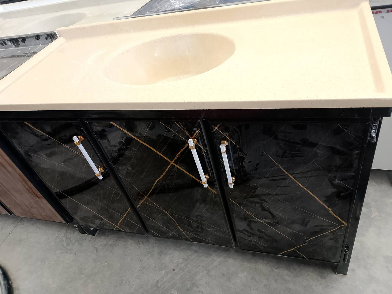 متوفر سنكات جديده مرمر متره ونص ومتره واتلاثين ويرهم مراوس القديم مع الفرق العنوان واسط قضاء الصويره شارع العام قرب محطة ام وليد السايد الرايح البغداد للتواصل ***********/مجمع الشمال
