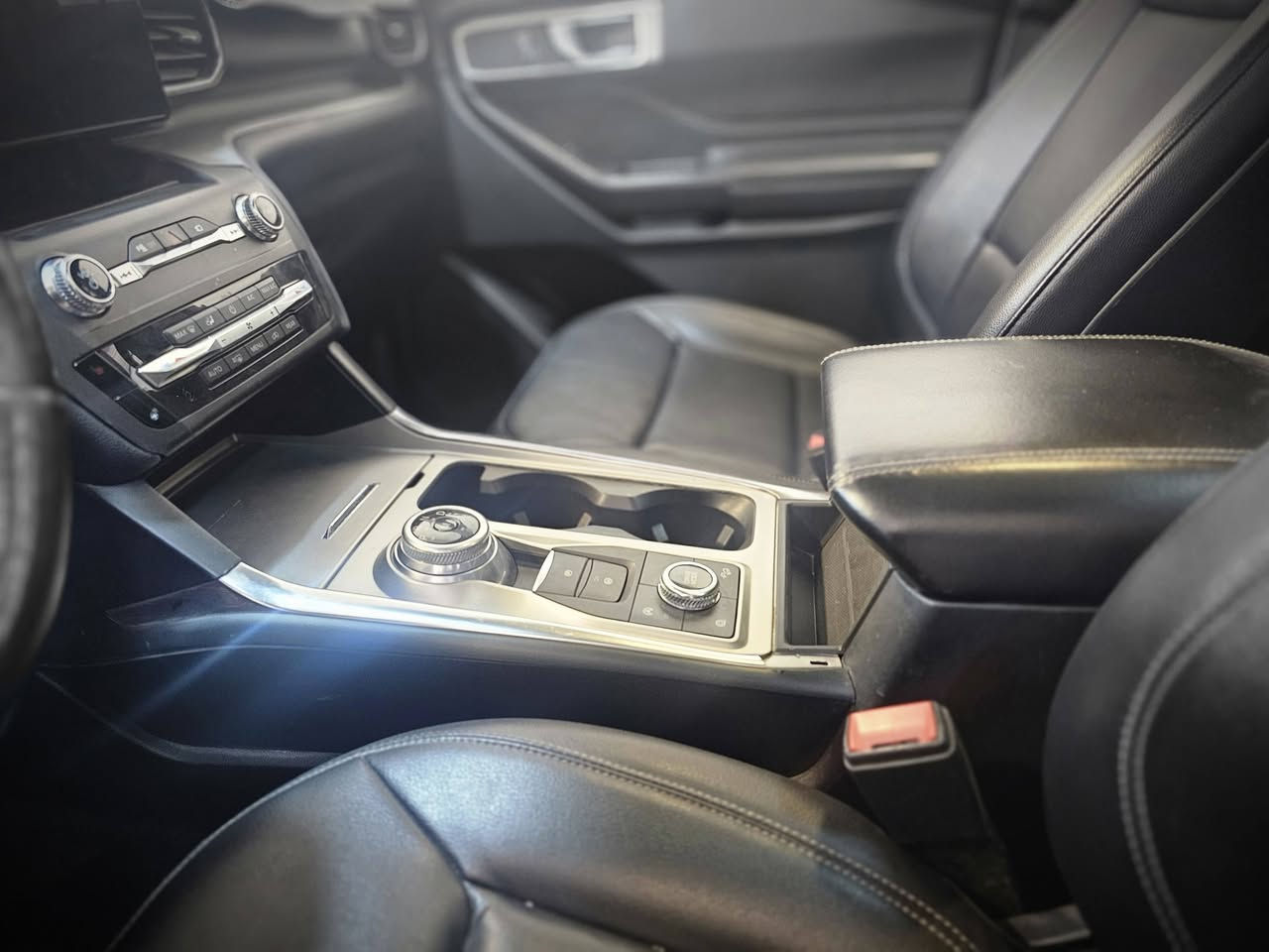 يتوفر لدي لجماعة البوليسي وغيرها
 الكونسول الوسطي (Center Console) الخاصة بسيارة فورد اكسبلورر من 2020 لل 2024، متوفر كامل التفاصيل التقنية مثل ناقل الحركة الدوار وأزرار التحكم، ووضعها في بيئات احترافية.وشاحن الهاتف ال usb ومنافذ الاندرويد .وفيش وكبلات كاملة وبورد التحكم بالتبريد الخلفي.والذي يستخدم للسيارات الاكسبلورر البوليسي التي لايوجد بها
نظافة ١٠٠ بال ١٠٠ مع كامل ملحقاته وبسعر مغري
*********** واتس او اتصال
معرض بلاتينيوم لتجارة السيارات المختص بسيارات الفورد
