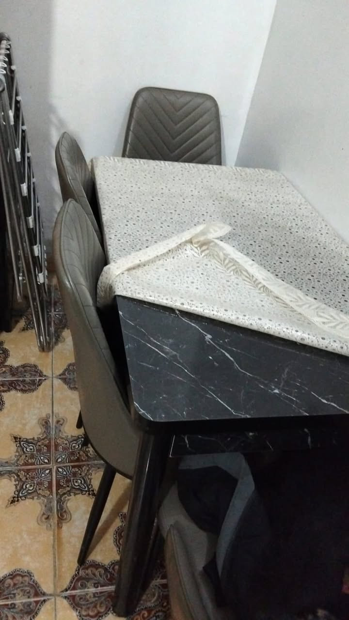 سلام عليكم ميز طعام متر و٢٠ مع ٤ كراسي لا يوجد ضرر بي مكاني ابو دشير السعر ١٥٠ وبي مجال بسيط 
 غير متوفر ع فيس ***********
