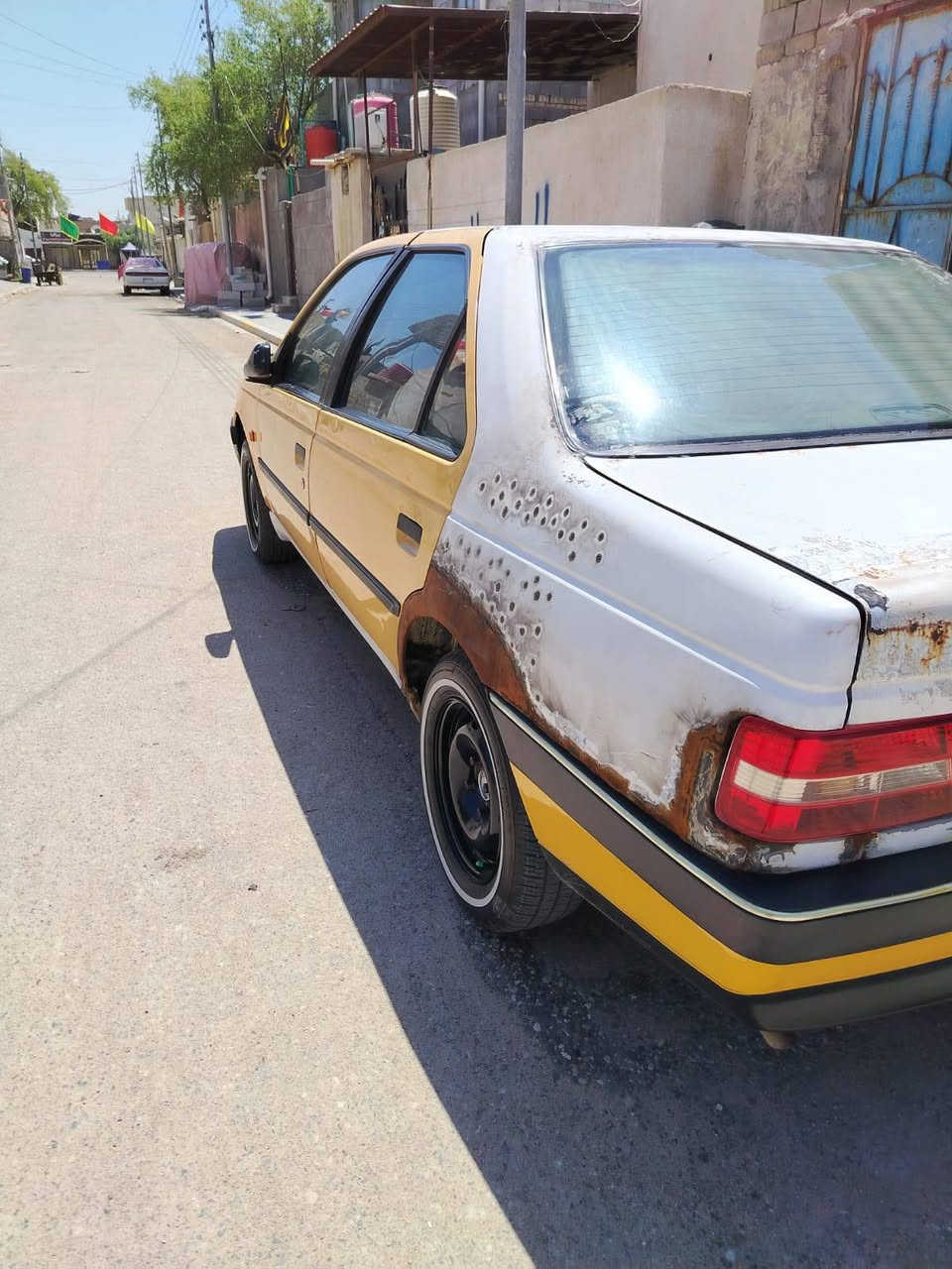 ام عليكم سياره للبيع بيجو ٤٠٥ يراني اصل مديل ٢٠١٣ سياره توه معمره وكامله عوزه صبغ فقط مكينه وكير وتبريد كهربايات كله شغاله وضع شركه 
حداده وطخم تايرات ابوخط الابيض  جدد غرفته حلوه كدام عينك 
سياره حلوه سياره لونه ابيض سياره رقمه ربيل 
 كوم حديد كفاله من سرقه ولعشاير سياره مكانه بلبصره سعره ٢٣ وبيه مجال *********** متواجد ع نت وع شريحه وخادم انه سياره حلوه ونضيفه
