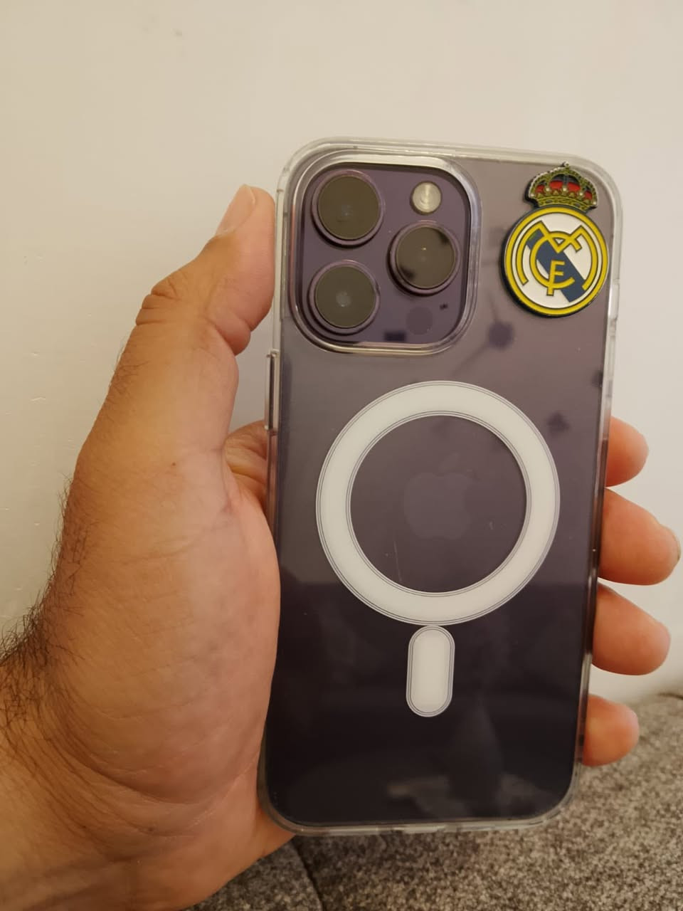 السلام عليكم ورحمة الله شباب /
I phone 14 pro max 
ذاكرة 128
تك خط 
بطارية 100 مستبدل افضل نوعية اصلية 
شاشة مستبدل ثلاث خيارات اصلي ارقى نوعية 
جهاز نظافة فول الفول شرط كله شغال فيس ايدي كل جهاز لا يحمى ولا كل شيء بي جهاز 
السعر ب 575 الف بي مجال بسيط  
المكان 
صلاح الدين تواصل 
***********
