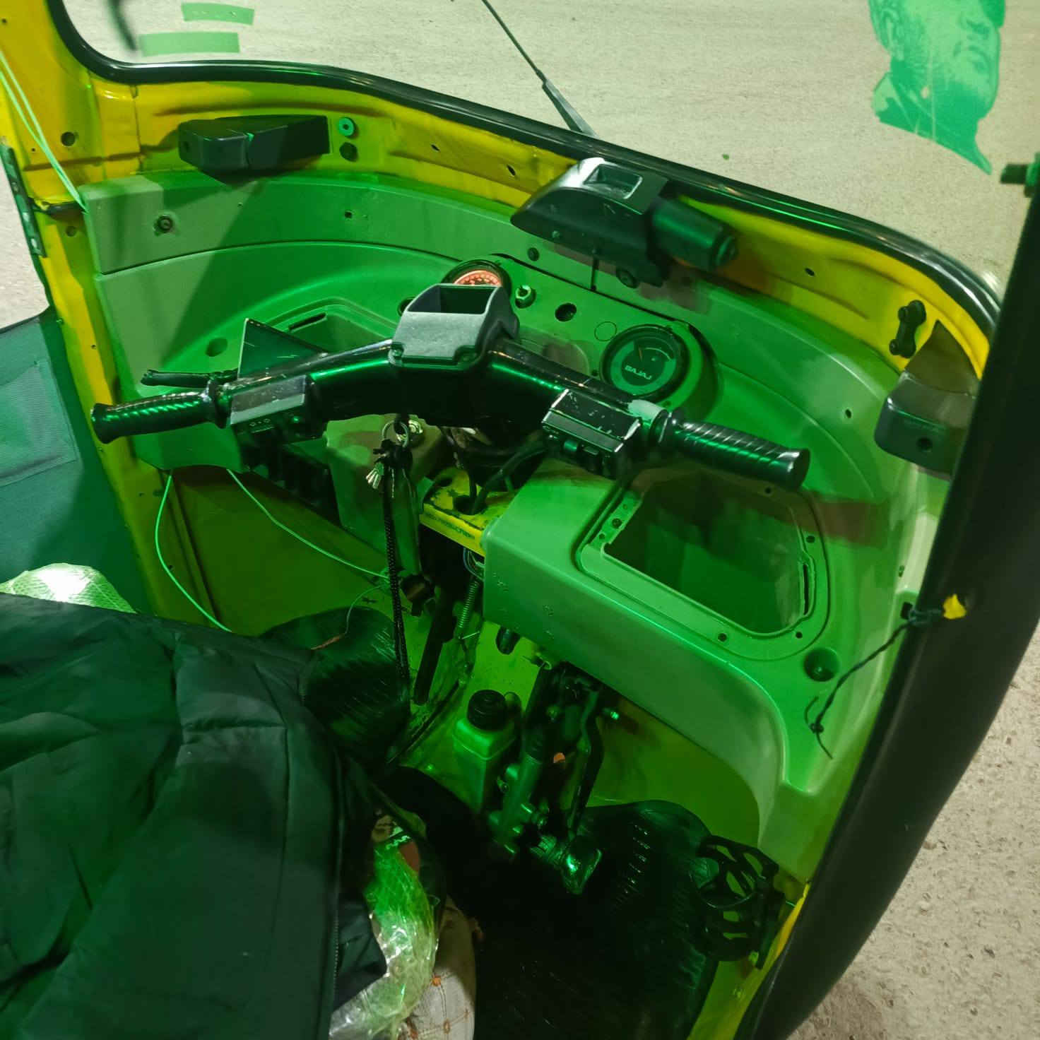 السلام عليكم تكتك باجاج للبيع موديل 2016 محدثه 2019 سنويا جديدة تسقط 2030 تحويل ثاني يوم العنوان بغداد  السعر 5مليون وبيها مجال للشراي ***********
