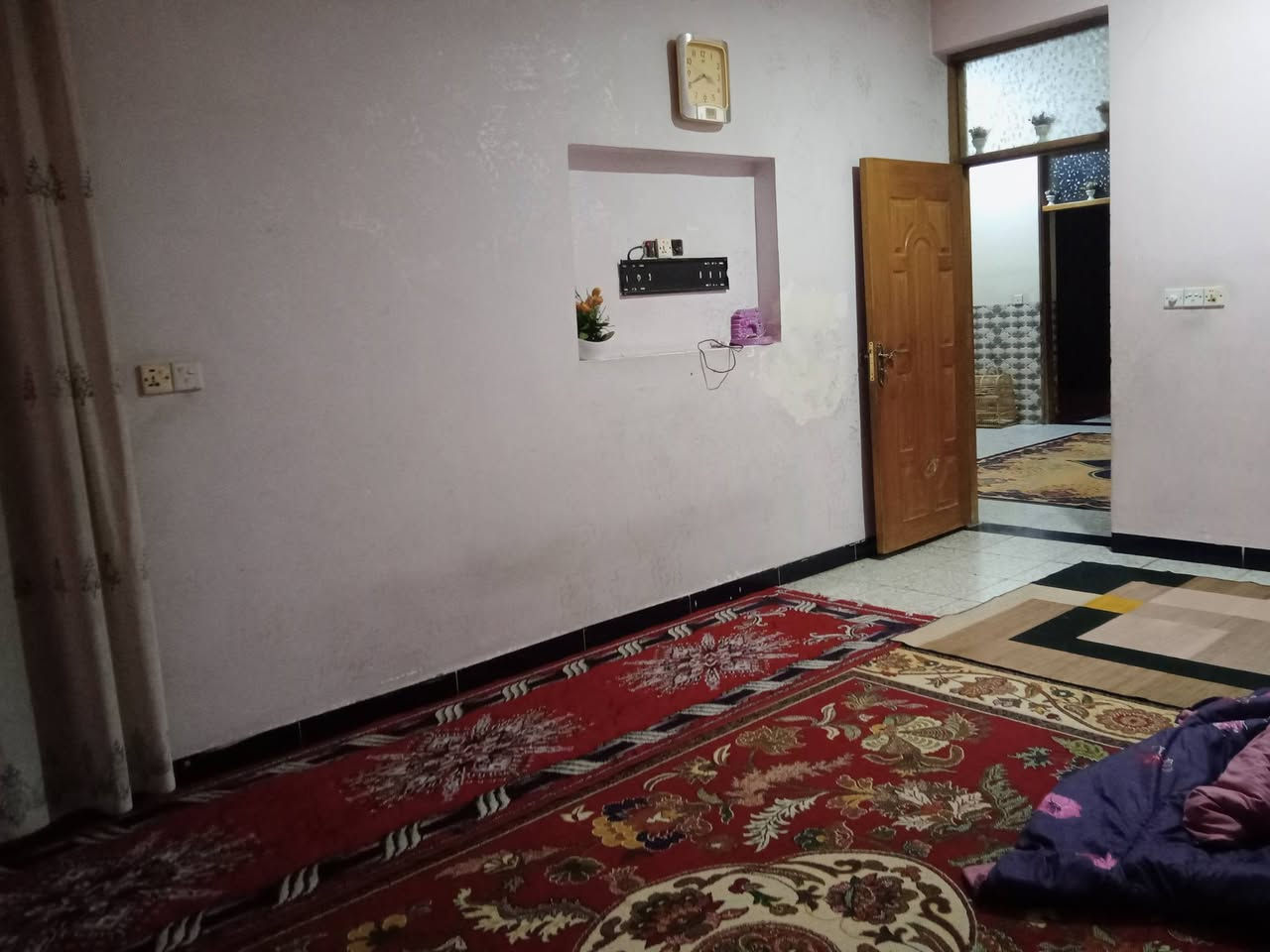 السلام عليكم 
بيت زراعي بناء حديث للبيع متكون من كراج كبير وملحقات وثلاث غرف كبيره وصالة كبيرة وستقبال صحيات ثنين خارجي وداخلي العنوان الامين الثانية سكينة 1/9 غير متوفر فيسبوك 
متوفر واتساب ***********
