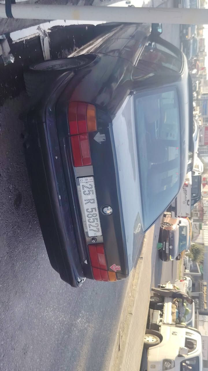 BMW 525
بيع 
موديل 1988
محرك كبس
كير اوتو
كير ومحرك شرط 
فتحه سقف 
كهربائيات كلها شغاله
رقم الماني كركوك تحويل ثاني يوم بسمي
وبيه بطاقه بانزين
 سعر ٣٨ قفل
***********
