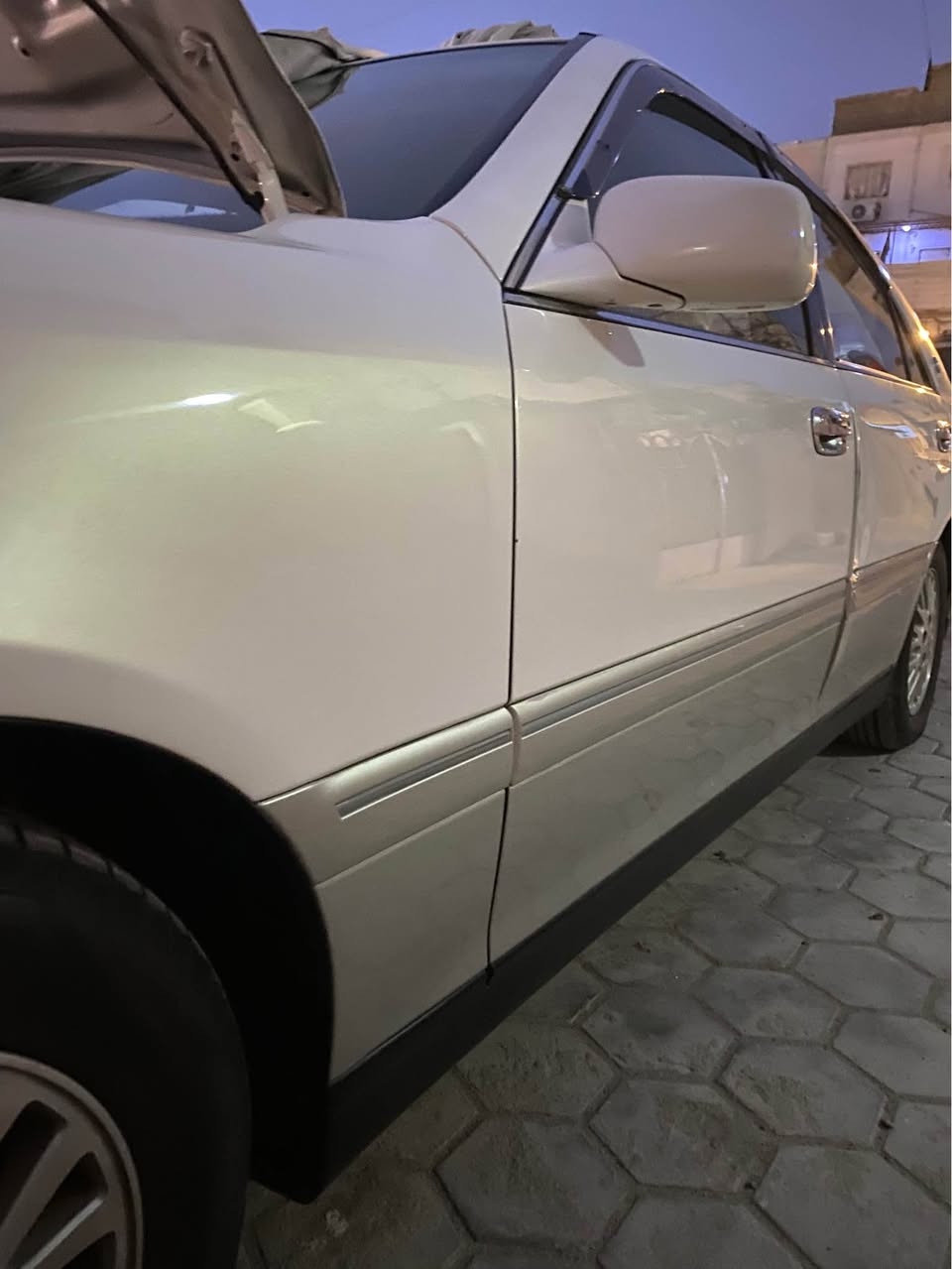 سلام عليكم 
جنون موديل 2001 لون لؤلؤي محزم رقم بصره بسمي 
سياره كفاله عامه فقط الباب خلفي اليوم تعرض حادث وعلى وضعه مثل ما بين بالصوره رقم التلفون *********** البصرة, العراق
