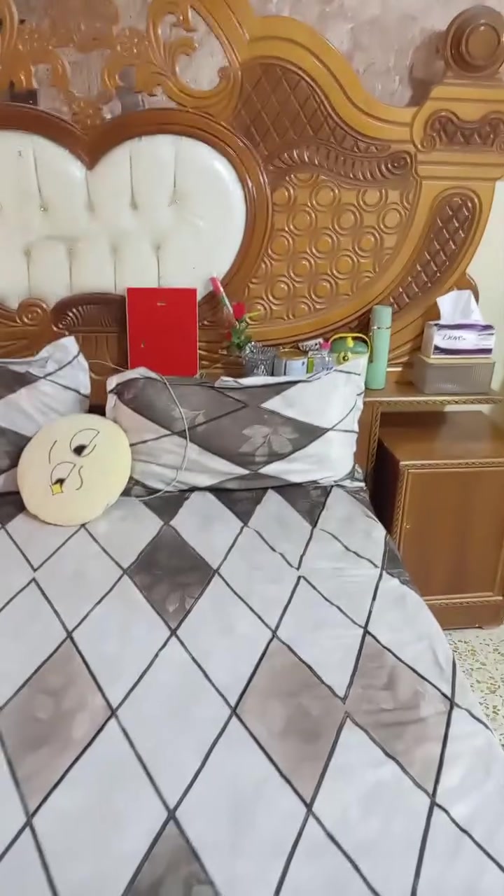 غرفة اخشاب 5 ابواب قاطين كامله وحطاطه مستعمله نظيفه. للبيع السعر 700 الف. الشراي يتصل  ***********
