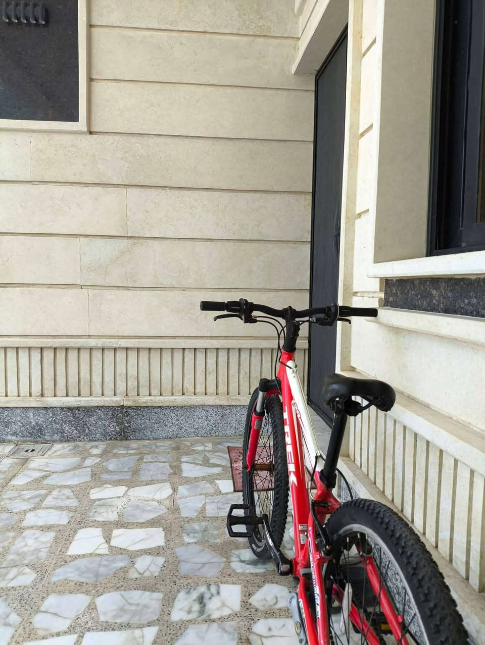 سلام عليكم بايسكل للبيع نضيف كامل كير حجم 24  موصل حي الصديق رقم التواصل ***********واتساب سعر 80 وبي مجال
