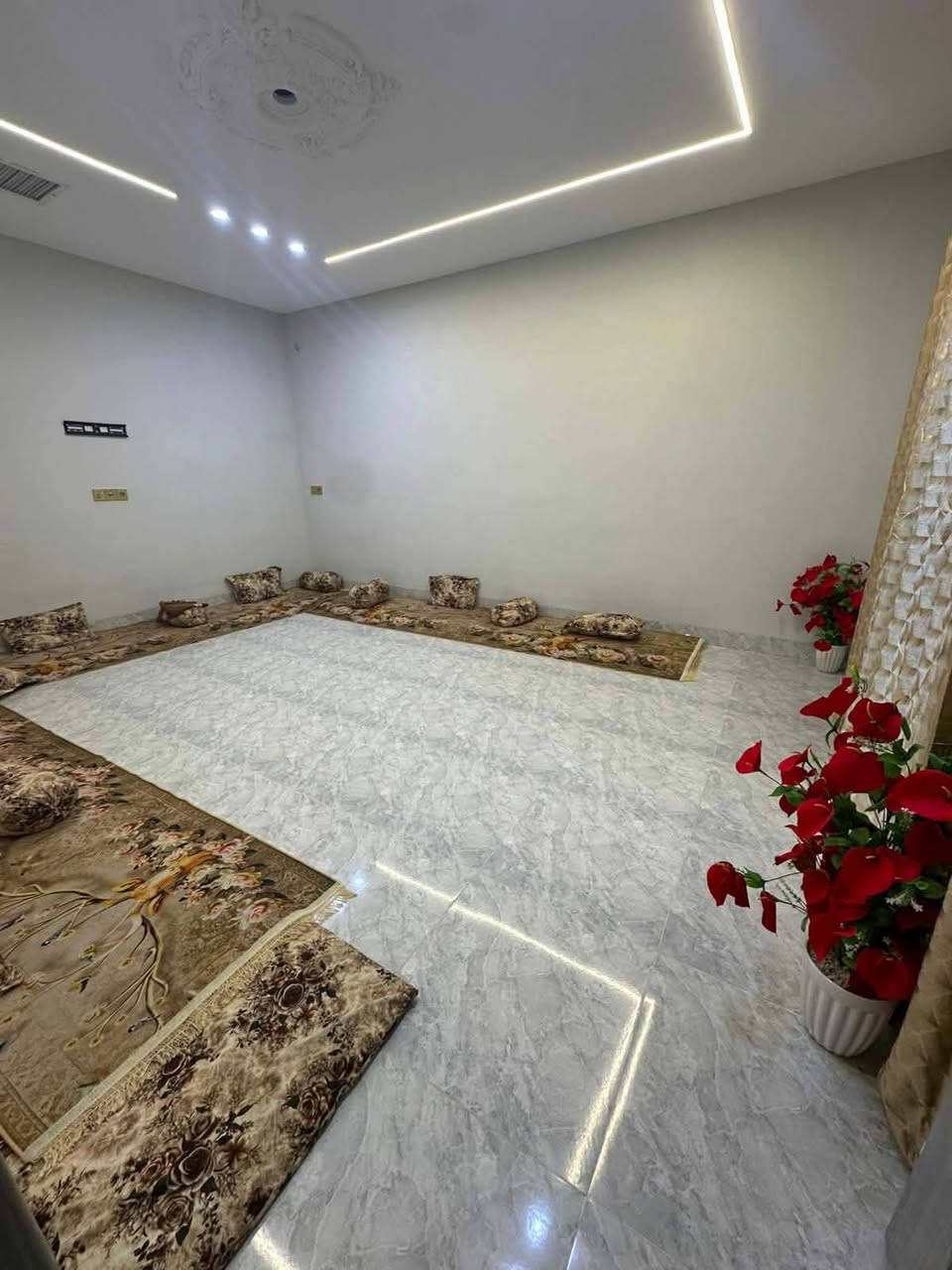 دار للبيع المساحة ٢٠٠م طابق واحد زراعي# فول مواصفات الموقع كركوك حي العسكري الموقع مميز جدا خلف التجاري فرع اسوق البركه الدار نظام دكت
التفاصيل الدار :كراج سيارة #استقبال# غرفتين نوم # هول كبير  مطبخ حار بارد +بيتونه كبيره بناء حديث 
كونتر تفصال هديه مع الدار مع مبرده حجم كبير دكت
مشمول بقرار التمليك
سعر ٨٥ بي مجال


**إذا كنت صاحب هذا الإعلان وتريد حذفه لأي سبب، رجاءا أرسل رسالة إلى الدعم الفني**