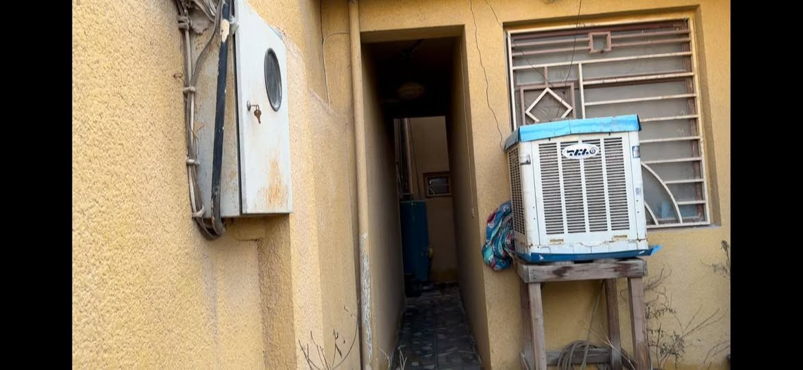 السلام عليكم
بيت للبيع
كربلاء / حي الاطارات / قرب كلية التربية المفتوحة
مساحة 200 متر 
طابق واحد 
سقوف ثانوية بنقش مغربي
استقبال + هول + صالة  + غرفة نوم مع حمام وتواليت داخل الغرفة+ مطبخ + حمام + تواليت داخل البيت + حمام وتواليت خارجي +  كراج للسيارة
البيت مع الأثاث بالكامل 
***********
***********
جزاكم الله خيراً
