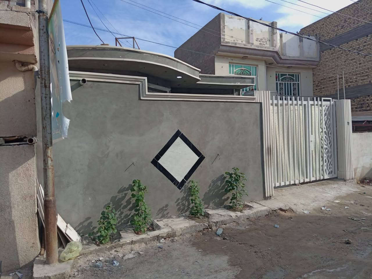 تمام، رتبتلك الإعلان وراح أساعدك بموضوع المزرعة 👇

---
🏠 *دار للبيع - حي الصحة / الحلة*

*المساحة:* 200 متر  
*الواجهة:* 8 متر × النزال: 24 متر  
*التفاصيل:*
- غرفتين
- صالة كبيرة + استقبال كبير
- مطبخ
- مجمع صحيات + 2 مناور

*السعر:* خاص


**إذا كنت صاحب هذا الإعلان وتريد حذفه لأي سبب، رجاءا أرسل رسالة إلى الدعم الفني**