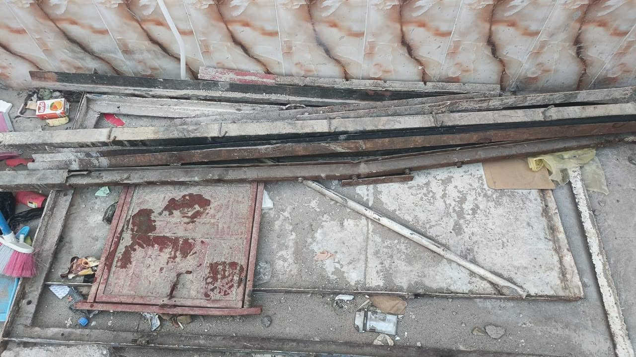 سلام عليكم عندي باب خشب نظيف وزاويه بيهن ع مترتين  بيهن ه متر العدد٦ وشباب مال غرفه وباب حديد مع جرجوبه ليرديهن يتفضل خاص وهذا رقمي بصره الشعيبه ***********
