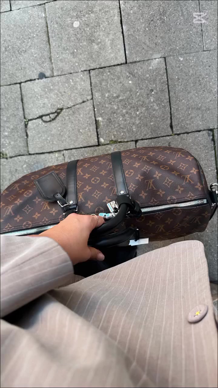 ✨ حقيبة لويس فيتون – أناقة لا تُقاوم ✨
مناسبة للسفر، الدوام، أو حتى كستايل يومي راقي السعر على خاص


**إذا كنت صاحب هذا الإعلان وتريد حذفه لأي سبب، رجاءا أرسل رسالة إلى الدعم الفني**