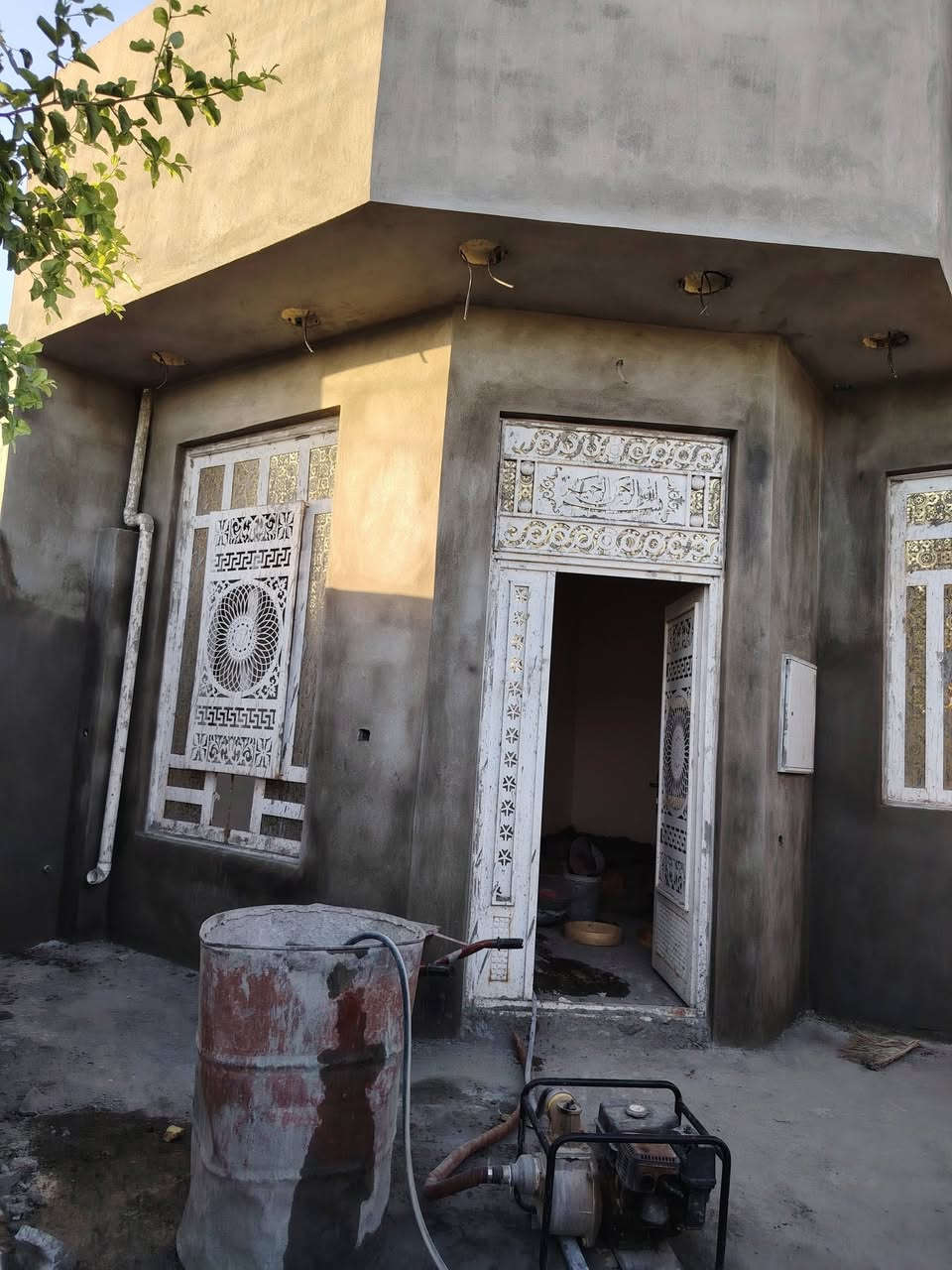 السلام عليكم بيت مساحه 150 في الفلوجه حي الجبيل سنه 25 يم جامع العاب قرب السده بيت جاهز للبيع شغل جديد البيت جاهز سعر 41   ***********
