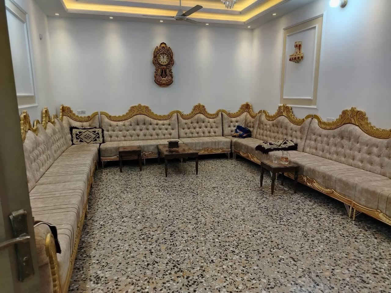 السلام عليكم يوجد لدينا دار للبيع مساحه 300 مترواجهه 10 ونزال 30 يحتوي على ستقبال +مطبخ +صاله +غرف نوم عدد 4+حمامات عدد 2 ألبيت بناء حديث جميع الخدمات موجوده ماء وتبليط وكهرباء نوع الملك طابو زراعي سند 25اقرار محكمه العنوان بغداد الدوره البوعيثه قرب جامع تبارك الرحمن الاستفسار اتصل على هاتف *********** /***********
