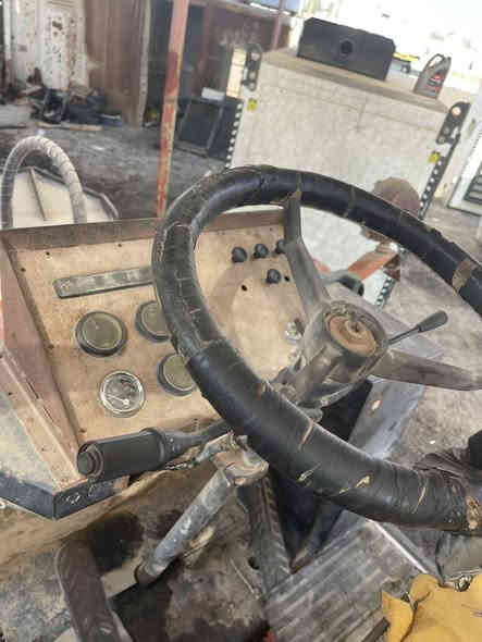 شفل موديل 2001 محرك بيركنز مضخات بلاد كير بلاد بدون رقم تخم تاير جديد الشفل كلشي بي بلاد جاهز مكانه رمادي 
السعر 80 ورقه 
***********
